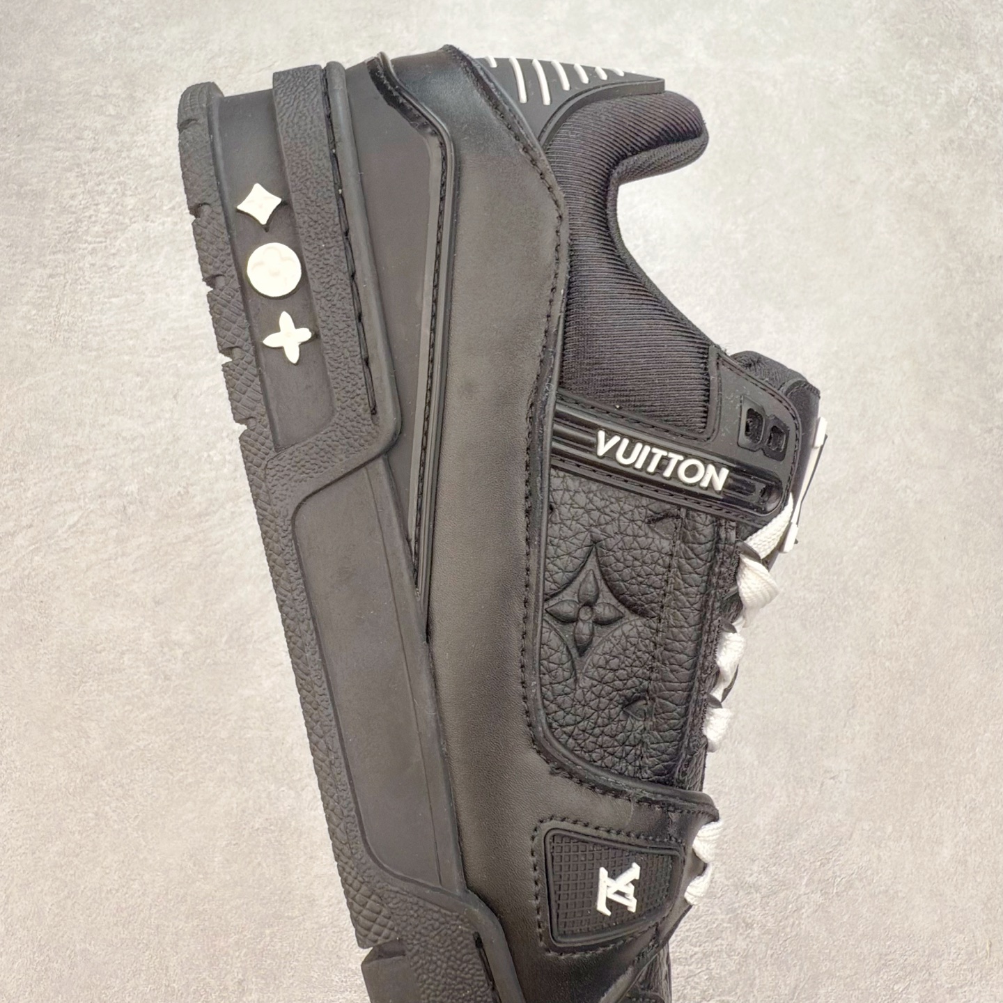 图片[6]-＃TG Louis Vuitton Trainer lv时装走秀运动鞋板鞋 纯白 老外外贸私人订单 口碑实力大厂出品 出货即市场巅峰 全套原纸板楦头开发 原汁原味 完美呈现版型 原数据独家私模大底 超高清洁度 极限压缩成本 超级跑量款式 全套原楦原纸版原鞋开模 独家磨具开发男女鞋 全网最具灵魂的版型 正确原装黄色鞋盒 正确中底印花 鞋面印花3D高频深度立体 全鞋电脑针车 紧密相连 针距密度一致 环保乳胶注塑鞋垫 厚度脚感还原原版 皮面裁剪部位 统一油边封口工艺 原装橡胶大底含胶量大底组合零偏差 专柜全套包装 防尘袋 说明书 质保卡 尺码：35 36 37 38 39 40 41 42 43 44 45-选品中心