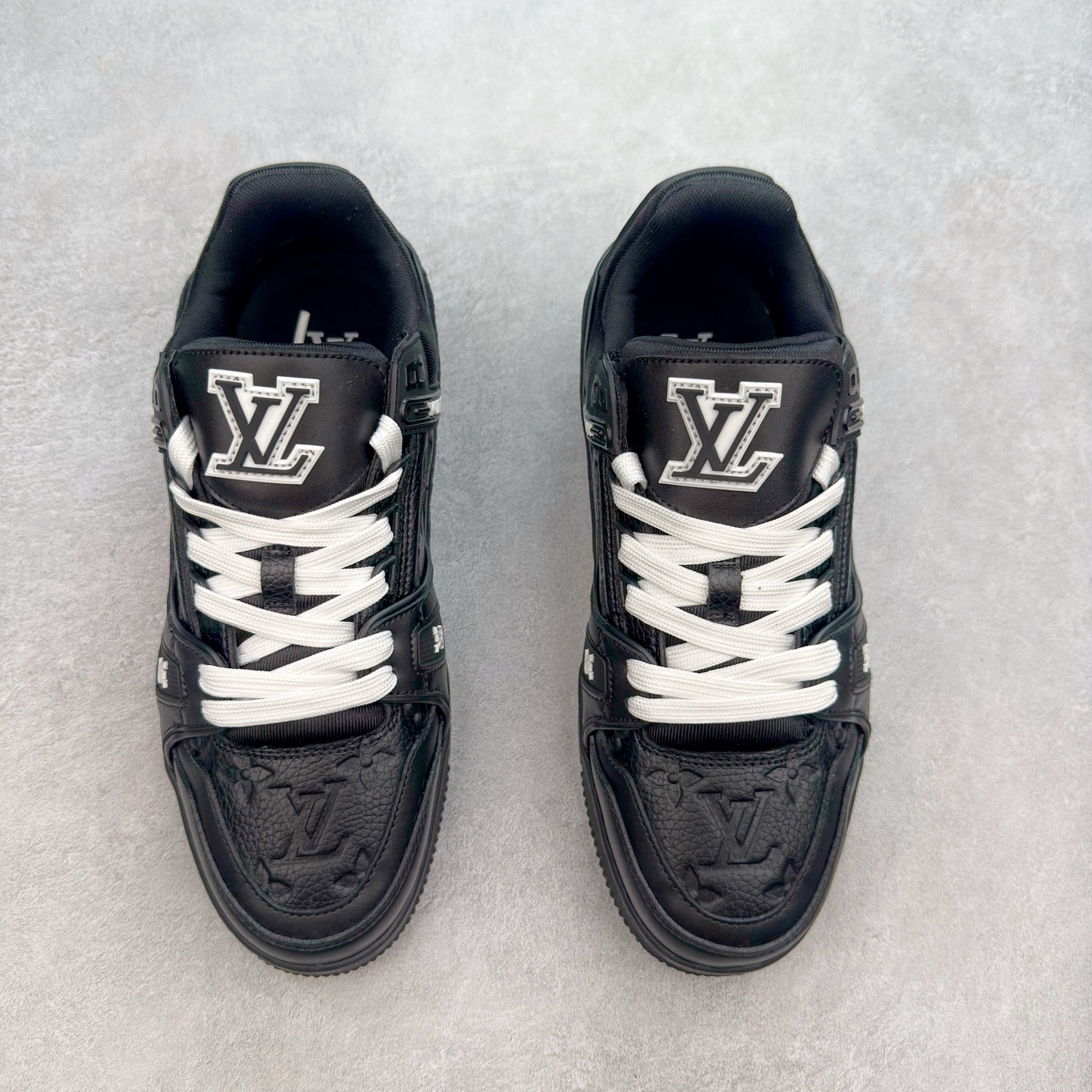 图片[2]-＃TG Louis Vuitton Trainer lv时装走秀运动鞋板鞋 纯白 老外外贸私人订单 口碑实力大厂出品 出货即市场巅峰 全套原纸板楦头开发 原汁原味 完美呈现版型 原数据独家私模大底 超高清洁度 极限压缩成本 超级跑量款式 全套原楦原纸版原鞋开模 独家磨具开发男女鞋 全网最具灵魂的版型 正确原装黄色鞋盒 正确中底印花 鞋面印花3D高频深度立体 全鞋电脑针车 紧密相连 针距密度一致 环保乳胶注塑鞋垫 厚度脚感还原原版 皮面裁剪部位 统一油边封口工艺 原装橡胶大底含胶量大底组合零偏差 专柜全套包装 防尘袋 说明书 质保卡 尺码：35 36 37 38 39 40 41 42 43 44 45-选品中心