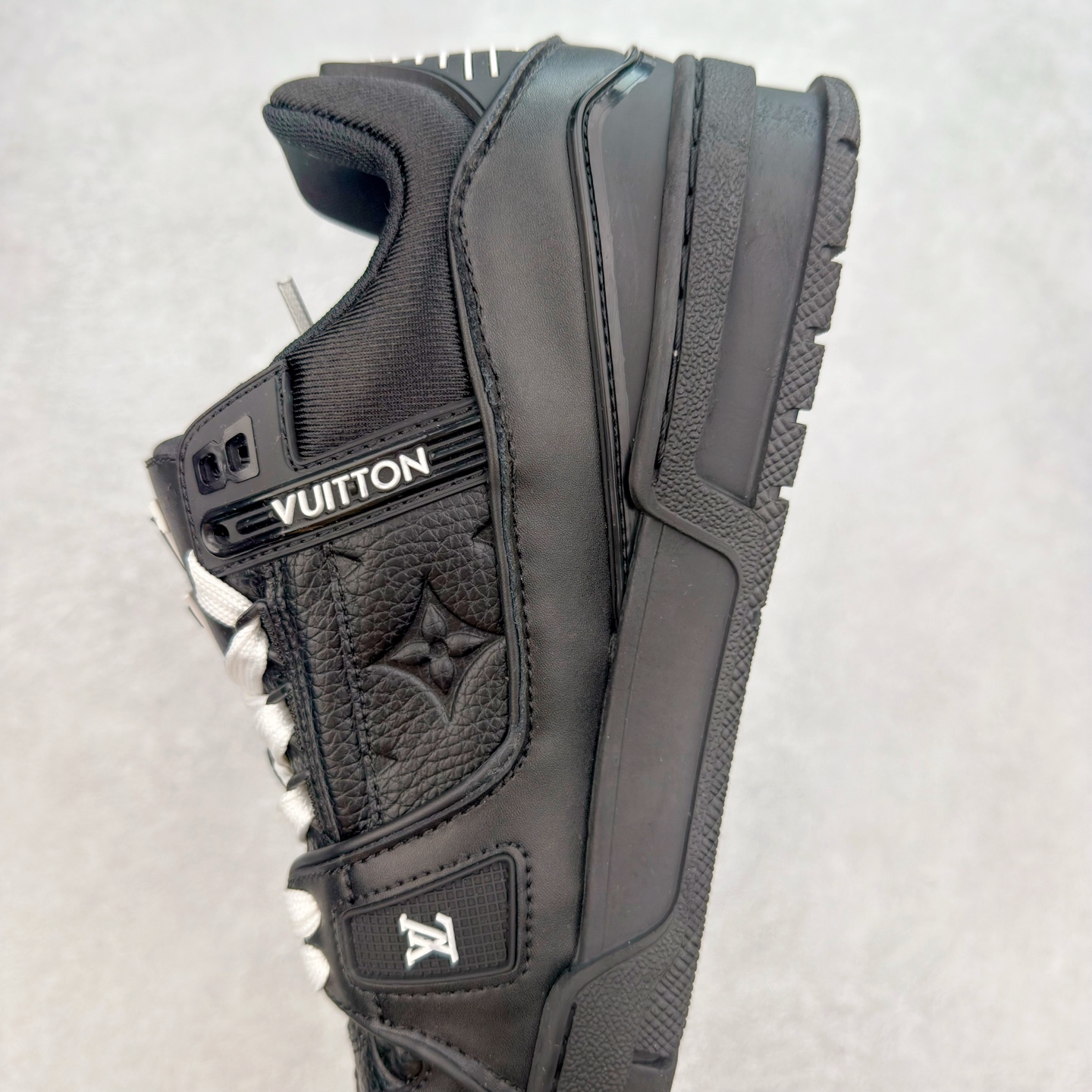 图片[7]-＃TG Louis Vuitton Trainer lv时装走秀运动鞋板鞋 纯白 老外外贸私人订单 口碑实力大厂出品 出货即市场巅峰 全套原纸板楦头开发 原汁原味 完美呈现版型 原数据独家私模大底 超高清洁度 极限压缩成本 超级跑量款式 全套原楦原纸版原鞋开模 独家磨具开发男女鞋 全网最具灵魂的版型 正确原装黄色鞋盒 正确中底印花 鞋面印花3D高频深度立体 全鞋电脑针车 紧密相连 针距密度一致 环保乳胶注塑鞋垫 厚度脚感还原原版 皮面裁剪部位 统一油边封口工艺 原装橡胶大底含胶量大底组合零偏差 专柜全套包装 防尘袋 说明书 质保卡 尺码：35 36 37 38 39 40 41 42 43 44 45-选品中心