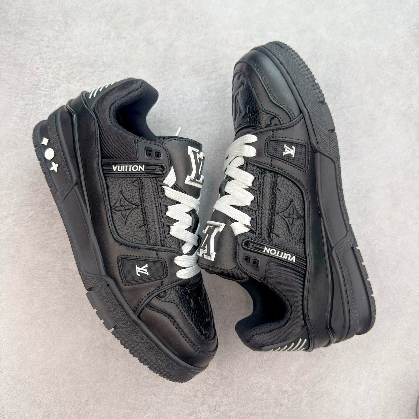 图片[3]-＃TG Louis Vuitton Trainer lv时装走秀运动鞋板鞋 纯白 老外外贸私人订单 口碑实力大厂出品 出货即市场巅峰 全套原纸板楦头开发 原汁原味 完美呈现版型 原数据独家私模大底 超高清洁度 极限压缩成本 超级跑量款式 全套原楦原纸版原鞋开模 独家磨具开发男女鞋 全网最具灵魂的版型 正确原装黄色鞋盒 正确中底印花 鞋面印花3D高频深度立体 全鞋电脑针车 紧密相连 针距密度一致 环保乳胶注塑鞋垫 厚度脚感还原原版 皮面裁剪部位 统一油边封口工艺 原装橡胶大底含胶量大底组合零偏差 专柜全套包装 防尘袋 说明书 质保卡 尺码：35 36 37 38 39 40 41 42 43 44 45-选品中心