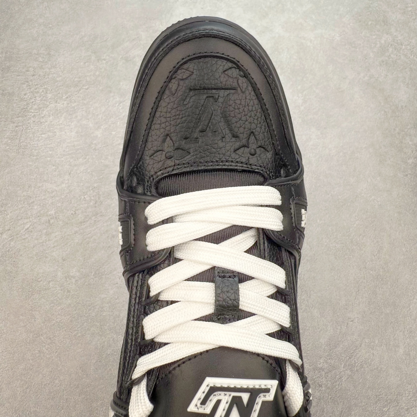 图片[4]-＃TG Louis Vuitton Trainer lv时装走秀运动鞋板鞋 纯白 老外外贸私人订单 口碑实力大厂出品 出货即市场巅峰 全套原纸板楦头开发 原汁原味 完美呈现版型 原数据独家私模大底 超高清洁度 极限压缩成本 超级跑量款式 全套原楦原纸版原鞋开模 独家磨具开发男女鞋 全网最具灵魂的版型 正确原装黄色鞋盒 正确中底印花 鞋面印花3D高频深度立体 全鞋电脑针车 紧密相连 针距密度一致 环保乳胶注塑鞋垫 厚度脚感还原原版 皮面裁剪部位 统一油边封口工艺 原装橡胶大底含胶量大底组合零偏差 专柜全套包装 防尘袋 说明书 质保卡 尺码：35 36 37 38 39 40 41 42 43 44 45-选品中心