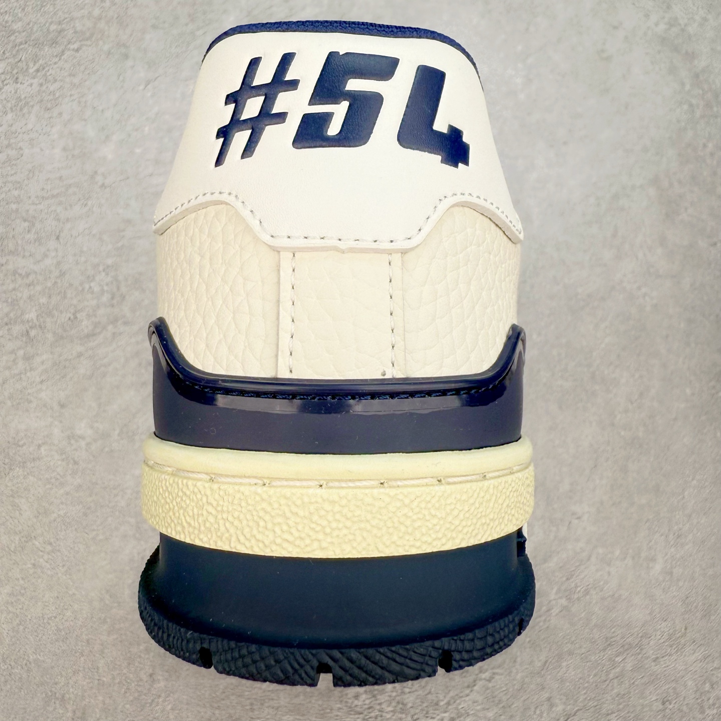 图片[8]-＃TG Louis Vuitton Trainer lv时装走秀运动鞋板鞋 纯白 老外外贸私人订单 口碑实力大厂出品 出货即市场巅峰 全套原纸板楦头开发 原汁原味 完美呈现版型 原数据独家私模大底 超高清洁度 极限压缩成本 超级跑量款式 全套原楦原纸版原鞋开模 独家磨具开发男女鞋 全网最具灵魂的版型 正确原装黄色鞋盒 正确中底印花 鞋面印花3D高频深度立体 全鞋电脑针车 紧密相连 针距密度一致 环保乳胶注塑鞋垫 厚度脚感还原原版 皮面裁剪部位 统一油边封口工艺 原装橡胶大底含胶量大底组合零偏差 专柜全套包装 防尘袋 说明书 质保卡 尺码：35 36 37 38 39 40 41 42 43 44 45-选品中心