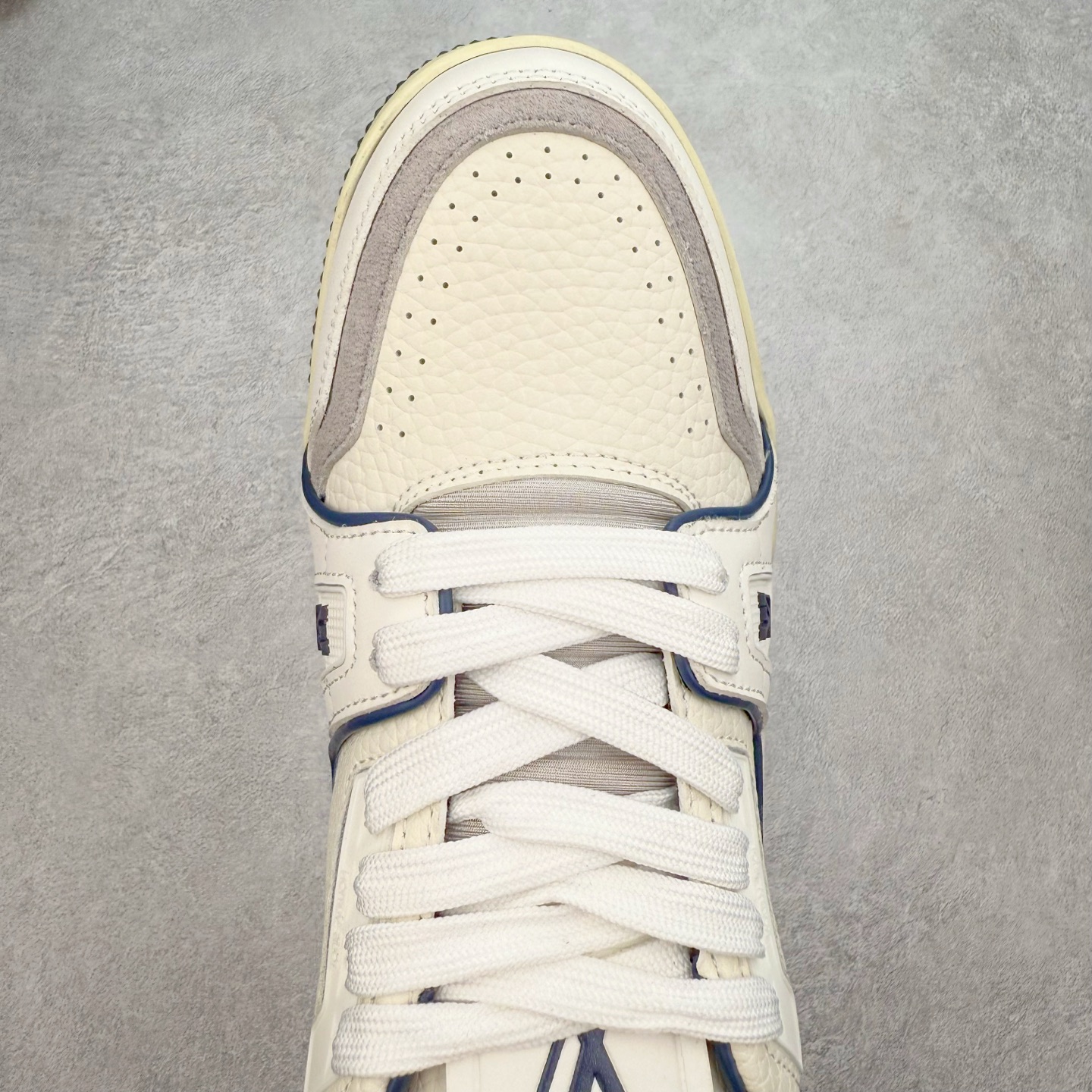 图片[4]-＃TG Louis Vuitton Trainer lv时装走秀运动鞋板鞋 纯白 老外外贸私人订单 口碑实力大厂出品 出货即市场巅峰 全套原纸板楦头开发 原汁原味 完美呈现版型 原数据独家私模大底 超高清洁度 极限压缩成本 超级跑量款式 全套原楦原纸版原鞋开模 独家磨具开发男女鞋 全网最具灵魂的版型 正确原装黄色鞋盒 正确中底印花 鞋面印花3D高频深度立体 全鞋电脑针车 紧密相连 针距密度一致 环保乳胶注塑鞋垫 厚度脚感还原原版 皮面裁剪部位 统一油边封口工艺 原装橡胶大底含胶量大底组合零偏差 专柜全套包装 防尘袋 说明书 质保卡 尺码：35 36 37 38 39 40 41 42 43 44 45-选品中心