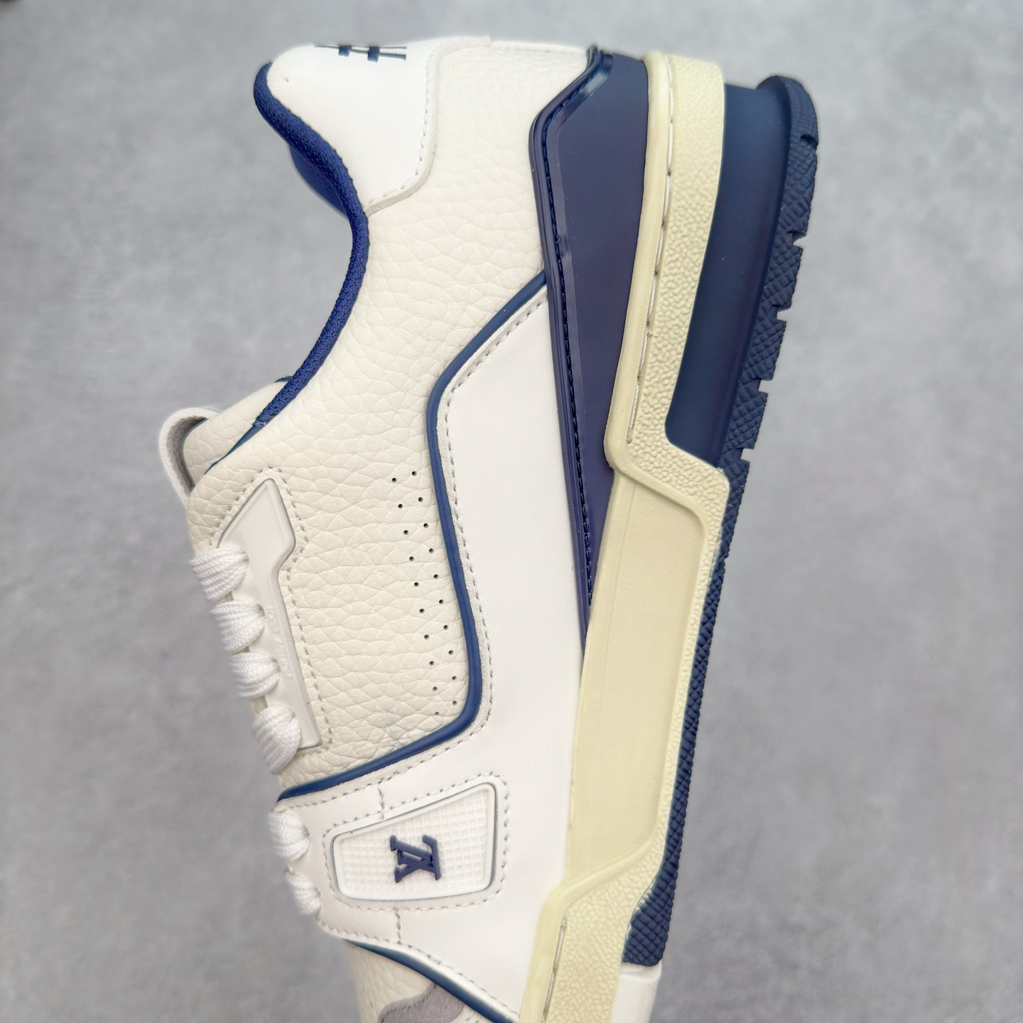 图片[7]-＃TG Louis Vuitton Trainer lv时装走秀运动鞋板鞋 纯白 老外外贸私人订单 口碑实力大厂出品 出货即市场巅峰 全套原纸板楦头开发 原汁原味 完美呈现版型 原数据独家私模大底 超高清洁度 极限压缩成本 超级跑量款式 全套原楦原纸版原鞋开模 独家磨具开发男女鞋 全网最具灵魂的版型 正确原装黄色鞋盒 正确中底印花 鞋面印花3D高频深度立体 全鞋电脑针车 紧密相连 针距密度一致 环保乳胶注塑鞋垫 厚度脚感还原原版 皮面裁剪部位 统一油边封口工艺 原装橡胶大底含胶量大底组合零偏差 专柜全套包装 防尘袋 说明书 质保卡 尺码：35 36 37 38 39 40 41 42 43 44 45-选品中心