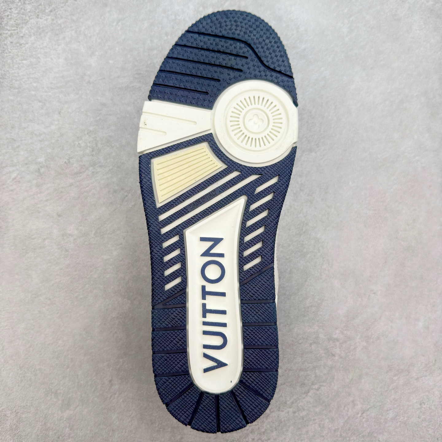 图片[9]-＃TG Louis Vuitton Trainer lv时装走秀运动鞋板鞋 纯白 老外外贸私人订单 口碑实力大厂出品 出货即市场巅峰 全套原纸板楦头开发 原汁原味 完美呈现版型 原数据独家私模大底 超高清洁度 极限压缩成本 超级跑量款式 全套原楦原纸版原鞋开模 独家磨具开发男女鞋 全网最具灵魂的版型 正确原装黄色鞋盒 正确中底印花 鞋面印花3D高频深度立体 全鞋电脑针车 紧密相连 针距密度一致 环保乳胶注塑鞋垫 厚度脚感还原原版 皮面裁剪部位 统一油边封口工艺 原装橡胶大底含胶量大底组合零偏差 专柜全套包装 防尘袋 说明书 质保卡 尺码：35 36 37 38 39 40 41 42 43 44 45-选品中心