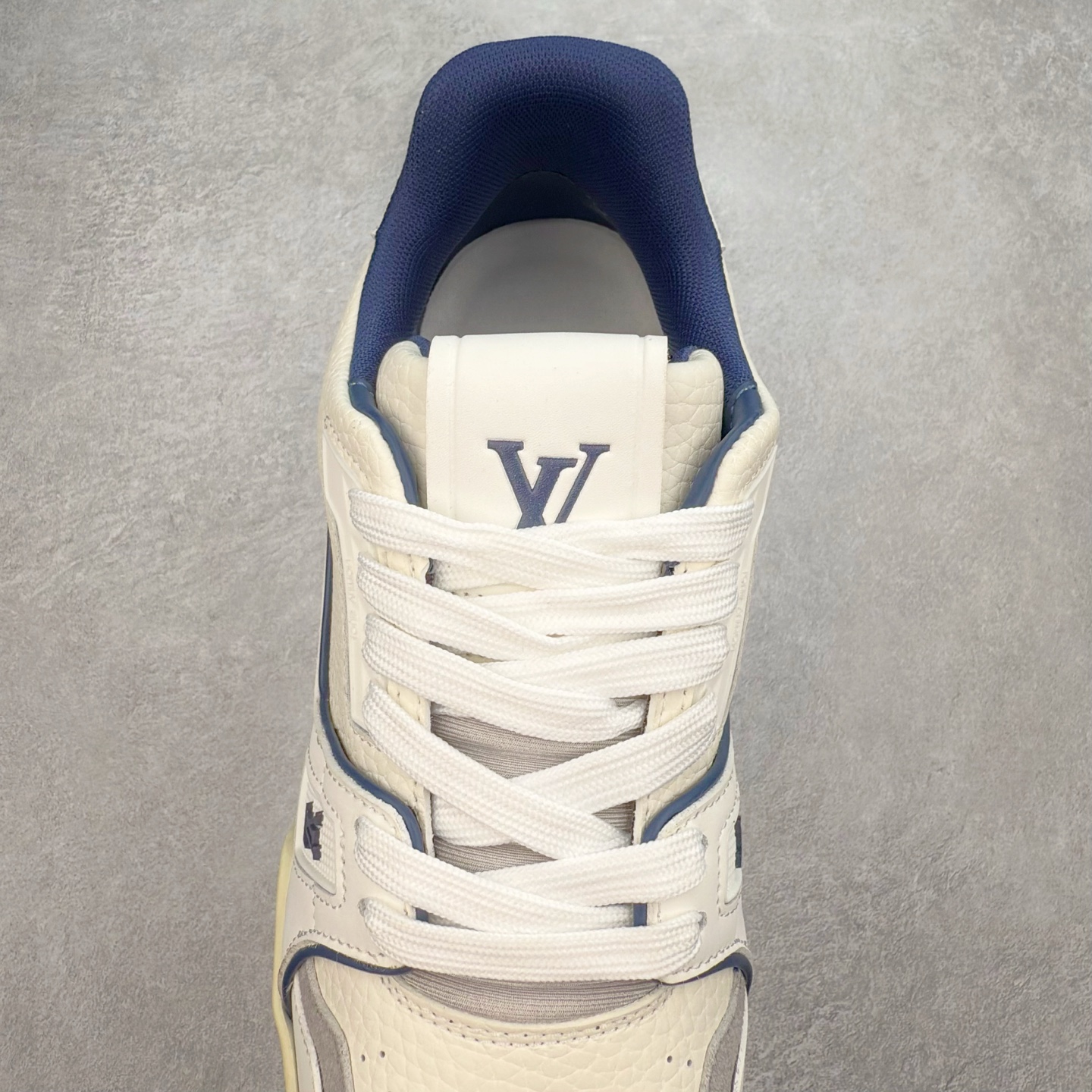 图片[5]-＃TG Louis Vuitton Trainer lv时装走秀运动鞋板鞋 纯白 老外外贸私人订单 口碑实力大厂出品 出货即市场巅峰 全套原纸板楦头开发 原汁原味 完美呈现版型 原数据独家私模大底 超高清洁度 极限压缩成本 超级跑量款式 全套原楦原纸版原鞋开模 独家磨具开发男女鞋 全网最具灵魂的版型 正确原装黄色鞋盒 正确中底印花 鞋面印花3D高频深度立体 全鞋电脑针车 紧密相连 针距密度一致 环保乳胶注塑鞋垫 厚度脚感还原原版 皮面裁剪部位 统一油边封口工艺 原装橡胶大底含胶量大底组合零偏差 专柜全套包装 防尘袋 说明书 质保卡 尺码：35 36 37 38 39 40 41 42 43 44 45-选品中心