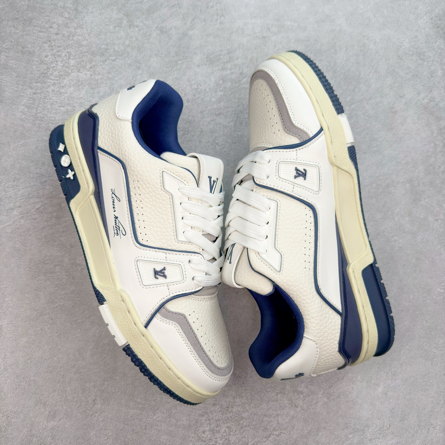 图片[3]-＃TG Louis Vuitton Trainer lv时装走秀运动鞋板鞋 纯白 老外外贸私人订单 口碑实力大厂出品 出货即市场巅峰 全套原纸板楦头开发 原汁原味 完美呈现版型 原数据独家私模大底 超高清洁度 极限压缩成本 超级跑量款式 全套原楦原纸版原鞋开模 独家磨具开发男女鞋 全网最具灵魂的版型 正确原装黄色鞋盒 正确中底印花 鞋面印花3D高频深度立体 全鞋电脑针车 紧密相连 针距密度一致 环保乳胶注塑鞋垫 厚度脚感还原原版 皮面裁剪部位 统一油边封口工艺 原装橡胶大底含胶量大底组合零偏差 专柜全套包装 防尘袋 说明书 质保卡 尺码：35 36 37 38 39 40 41 42 43 44 45-选品中心