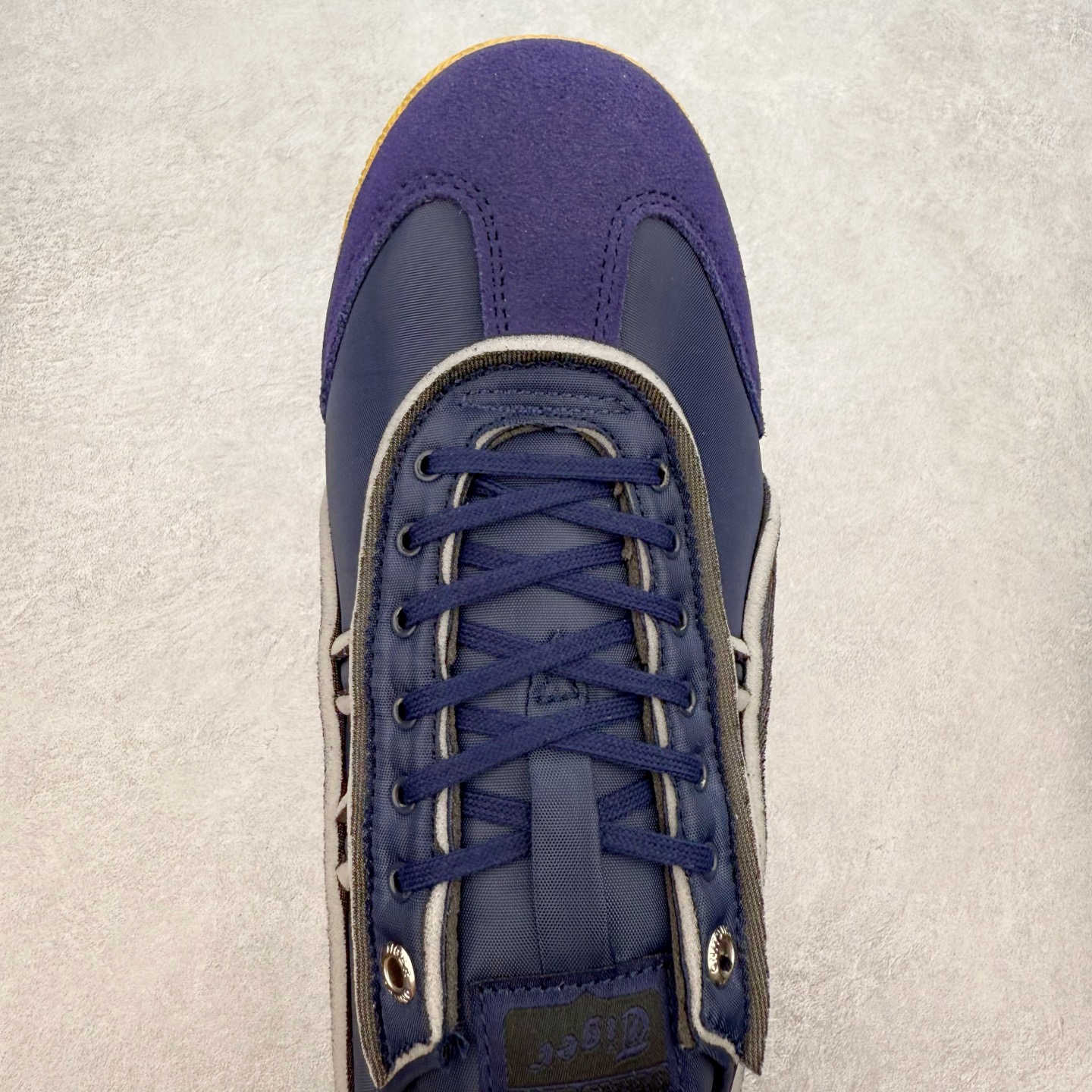 图片[4]-＃C版 Asics Onitsuka Tiger MEXICO 66 亚瑟士鬼冢虎复古经典板鞋 CNY 龙年限定 白红 市场王者选手 海外订单工厂出品 长期生产补货永不断码 超成熟稳定的做工品控 原装全套纸板楦头开发 原汁原味 完美呈现版型 私模正确鞋底咬花纹路 一比一鞋头弧度高度鞋身弧度 绝不口嗨 细节品控鞋型随意秒杀市面 原档咬花纹路私模大底 一个单元有六个三角形 总体形拼接呈现花瓣状 官方四联吊牌 原装Ortholite轻量化鞋垫 原盒原配 质保卡 说明书 钢印防尘纸 纸板中底带钢印 乳胶组合鞋垫 支持全方位的对比专柜 产品从款式颜色造型上体现出追求舒适和细节的完美 鞋类更是推崇手工制作的严谨与完美 融舒适性与可穿性的设计风格 注重细节的完美和别致魅力 既保持稳重 又不失轻松的时尚感 尺码：36 37 37.5 38 39 39.5 40 40.5 41.5 42 42.5 43.5 44 45-选品中心