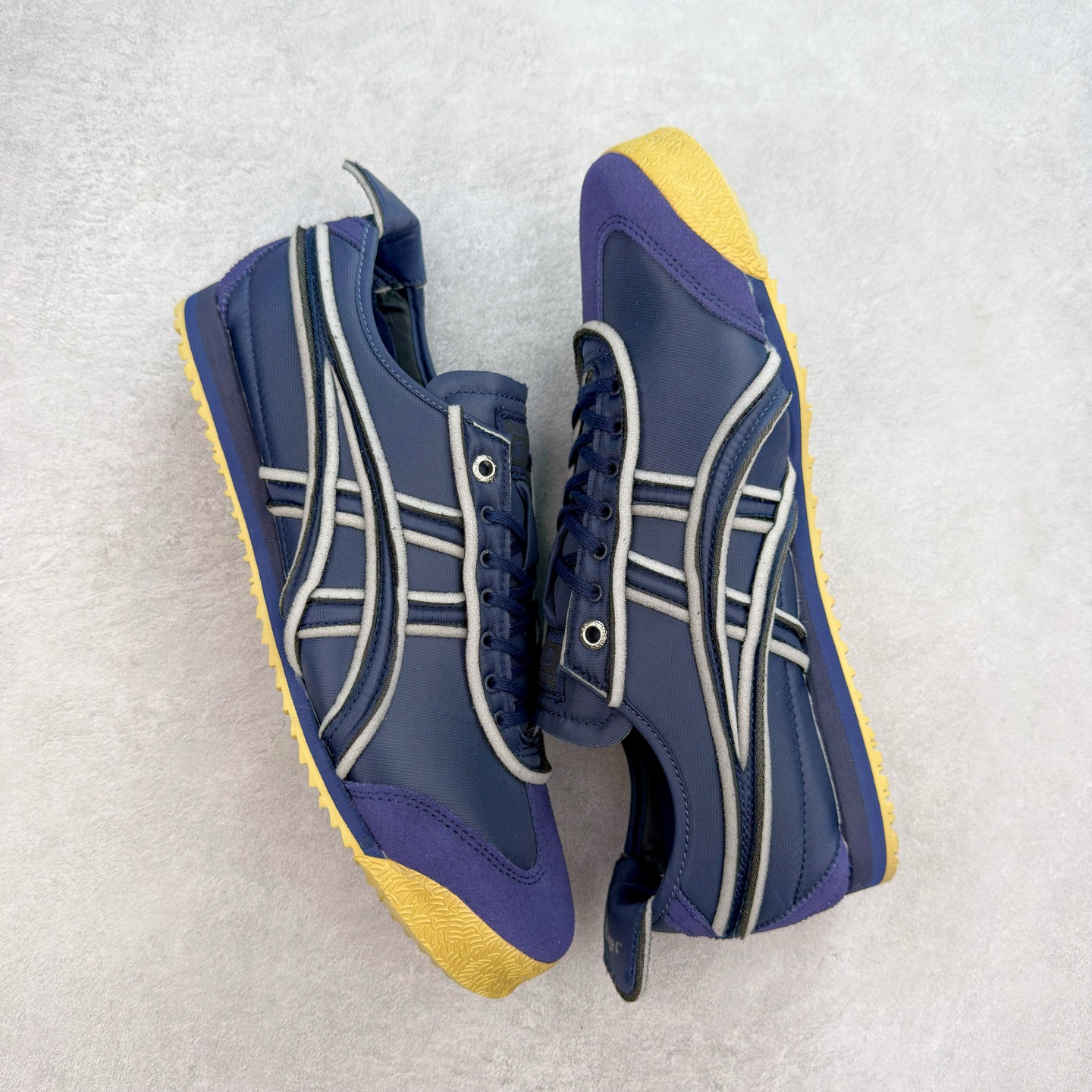 图片[3]-＃C版 Asics Onitsuka Tiger MEXICO 66 亚瑟士鬼冢虎复古经典板鞋 CNY 龙年限定 白红 市场王者选手 海外订单工厂出品 长期生产补货永不断码 超成熟稳定的做工品控 原装全套纸板楦头开发 原汁原味 完美呈现版型 私模正确鞋底咬花纹路 一比一鞋头弧度高度鞋身弧度 绝不口嗨 细节品控鞋型随意秒杀市面 原档咬花纹路私模大底 一个单元有六个三角形 总体形拼接呈现花瓣状 官方四联吊牌 原装Ortholite轻量化鞋垫 原盒原配 质保卡 说明书 钢印防尘纸 纸板中底带钢印 乳胶组合鞋垫 支持全方位的对比专柜 产品从款式颜色造型上体现出追求舒适和细节的完美 鞋类更是推崇手工制作的严谨与完美 融舒适性与可穿性的设计风格 注重细节的完美和别致魅力 既保持稳重 又不失轻松的时尚感 尺码：36 37 37.5 38 39 39.5 40 40.5 41.5 42 42.5 43.5 44 45-选品中心