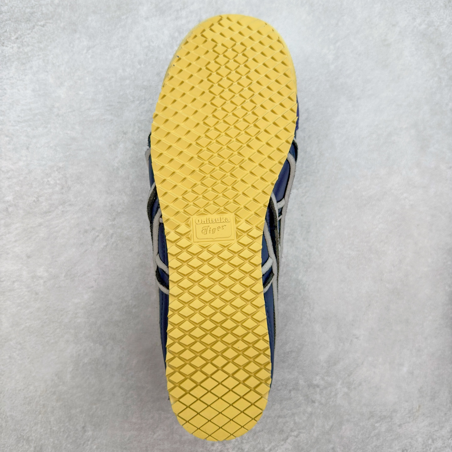 图片[9]-＃C版 Asics Onitsuka Tiger MEXICO 66 亚瑟士鬼冢虎复古经典板鞋 CNY 龙年限定 白红 市场王者选手 海外订单工厂出品 长期生产补货永不断码 超成熟稳定的做工品控 原装全套纸板楦头开发 原汁原味 完美呈现版型 私模正确鞋底咬花纹路 一比一鞋头弧度高度鞋身弧度 绝不口嗨 细节品控鞋型随意秒杀市面 原档咬花纹路私模大底 一个单元有六个三角形 总体形拼接呈现花瓣状 官方四联吊牌 原装Ortholite轻量化鞋垫 原盒原配 质保卡 说明书 钢印防尘纸 纸板中底带钢印 乳胶组合鞋垫 支持全方位的对比专柜 产品从款式颜色造型上体现出追求舒适和细节的完美 鞋类更是推崇手工制作的严谨与完美 融舒适性与可穿性的设计风格 注重细节的完美和别致魅力 既保持稳重 又不失轻松的时尚感 尺码：36 37 37.5 38 39 39.5 40 40.5 41.5 42 42.5 43.5 44 45-选品中心