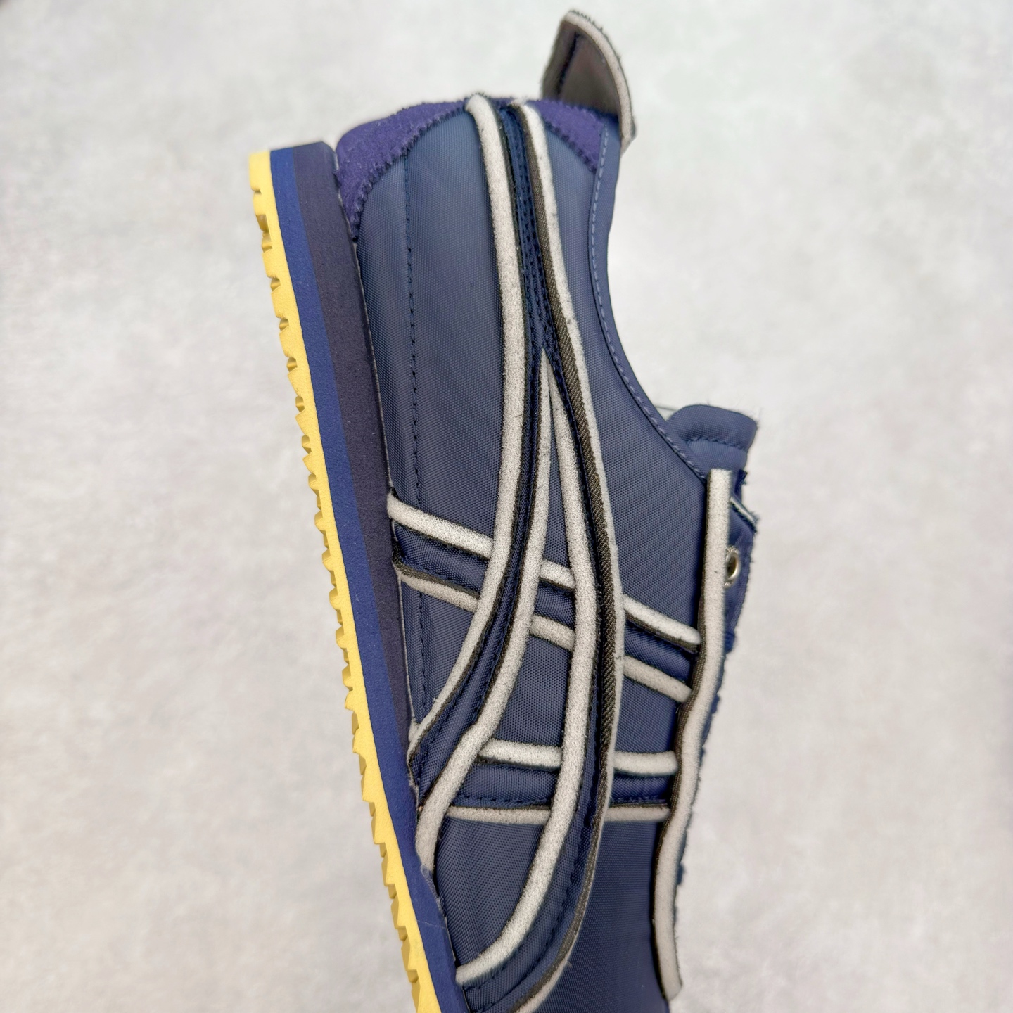 图片[6]-＃C版 Asics Onitsuka Tiger MEXICO 66 亚瑟士鬼冢虎复古经典板鞋 CNY 龙年限定 白红 市场王者选手 海外订单工厂出品 长期生产补货永不断码 超成熟稳定的做工品控 原装全套纸板楦头开发 原汁原味 完美呈现版型 私模正确鞋底咬花纹路 一比一鞋头弧度高度鞋身弧度 绝不口嗨 细节品控鞋型随意秒杀市面 原档咬花纹路私模大底 一个单元有六个三角形 总体形拼接呈现花瓣状 官方四联吊牌 原装Ortholite轻量化鞋垫 原盒原配 质保卡 说明书 钢印防尘纸 纸板中底带钢印 乳胶组合鞋垫 支持全方位的对比专柜 产品从款式颜色造型上体现出追求舒适和细节的完美 鞋类更是推崇手工制作的严谨与完美 融舒适性与可穿性的设计风格 注重细节的完美和别致魅力 既保持稳重 又不失轻松的时尚感 尺码：36 37 37.5 38 39 39.5 40 40.5 41.5 42 42.5 43.5 44 45-选品中心