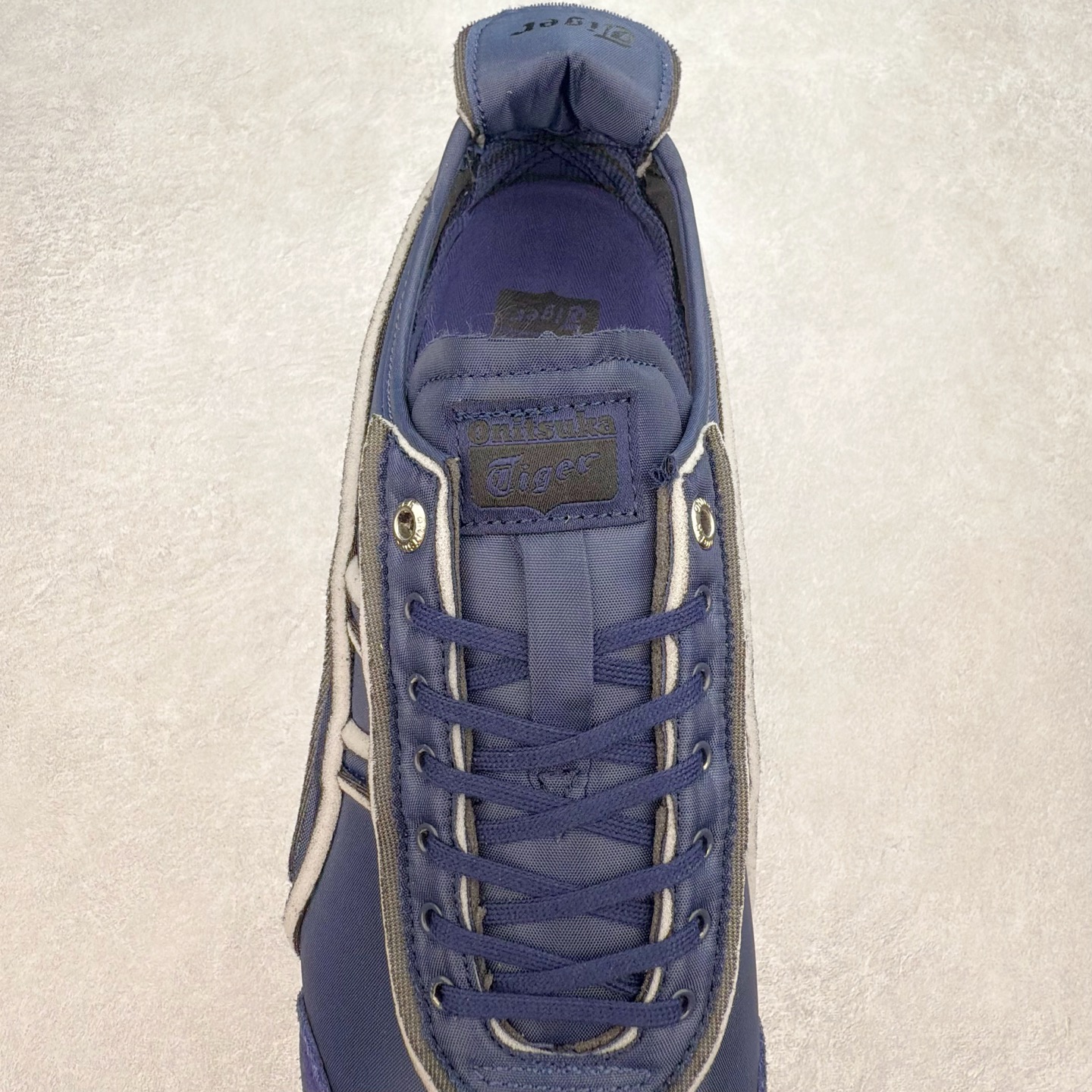 图片[5]-＃C版 Asics Onitsuka Tiger MEXICO 66 亚瑟士鬼冢虎复古经典板鞋 CNY 龙年限定 白红 市场王者选手 海外订单工厂出品 长期生产补货永不断码 超成熟稳定的做工品控 原装全套纸板楦头开发 原汁原味 完美呈现版型 私模正确鞋底咬花纹路 一比一鞋头弧度高度鞋身弧度 绝不口嗨 细节品控鞋型随意秒杀市面 原档咬花纹路私模大底 一个单元有六个三角形 总体形拼接呈现花瓣状 官方四联吊牌 原装Ortholite轻量化鞋垫 原盒原配 质保卡 说明书 钢印防尘纸 纸板中底带钢印 乳胶组合鞋垫 支持全方位的对比专柜 产品从款式颜色造型上体现出追求舒适和细节的完美 鞋类更是推崇手工制作的严谨与完美 融舒适性与可穿性的设计风格 注重细节的完美和别致魅力 既保持稳重 又不失轻松的时尚感 尺码：36 37 37.5 38 39 39.5 40 40.5 41.5 42 42.5 43.5 44 45-选品中心