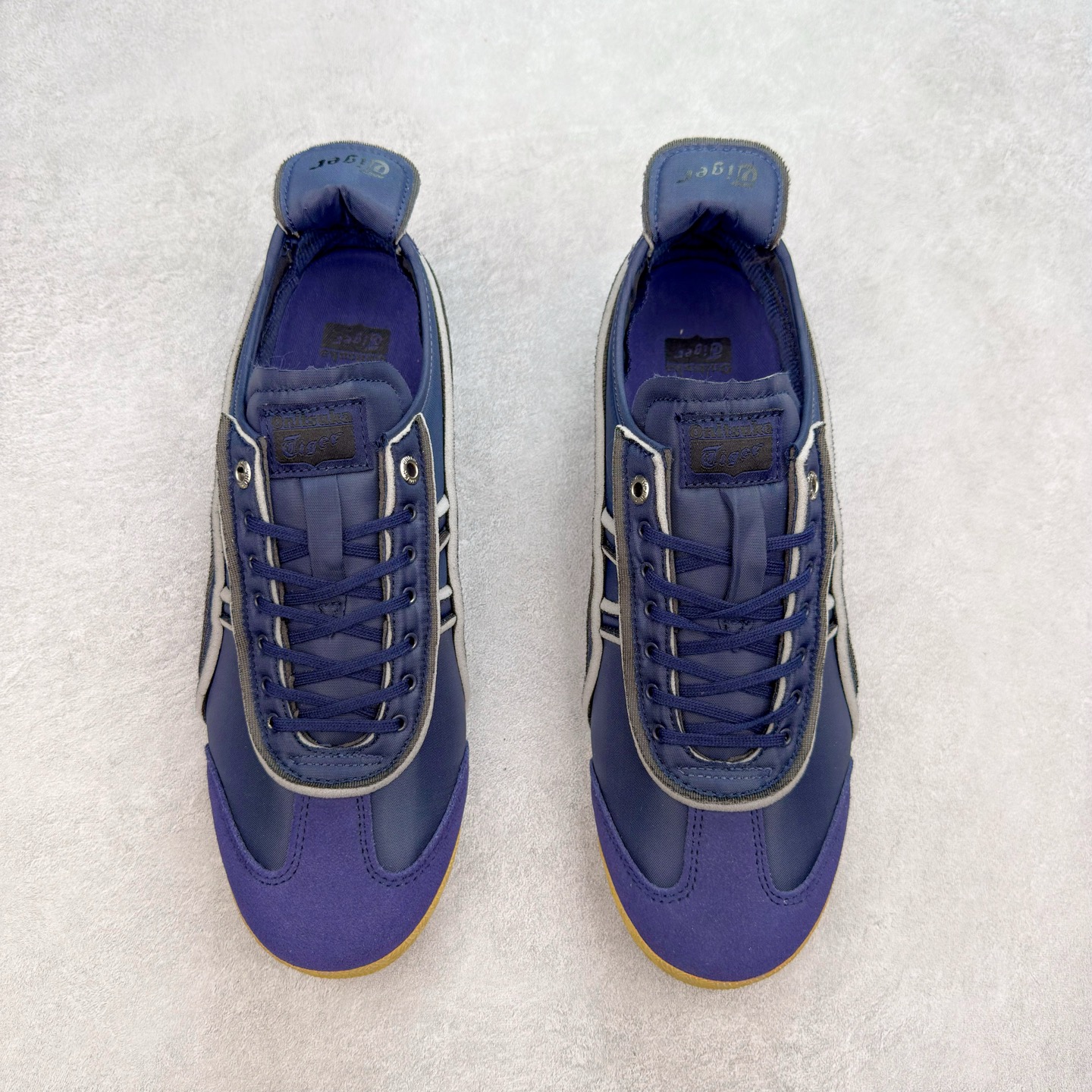 图片[2]-＃C版 Asics Onitsuka Tiger MEXICO 66 亚瑟士鬼冢虎复古经典板鞋 CNY 龙年限定 白红 市场王者选手 海外订单工厂出品 长期生产补货永不断码 超成熟稳定的做工品控 原装全套纸板楦头开发 原汁原味 完美呈现版型 私模正确鞋底咬花纹路 一比一鞋头弧度高度鞋身弧度 绝不口嗨 细节品控鞋型随意秒杀市面 原档咬花纹路私模大底 一个单元有六个三角形 总体形拼接呈现花瓣状 官方四联吊牌 原装Ortholite轻量化鞋垫 原盒原配 质保卡 说明书 钢印防尘纸 纸板中底带钢印 乳胶组合鞋垫 支持全方位的对比专柜 产品从款式颜色造型上体现出追求舒适和细节的完美 鞋类更是推崇手工制作的严谨与完美 融舒适性与可穿性的设计风格 注重细节的完美和别致魅力 既保持稳重 又不失轻松的时尚感 尺码：36 37 37.5 38 39 39.5 40 40.5 41.5 42 42.5 43.5 44 45-选品中心