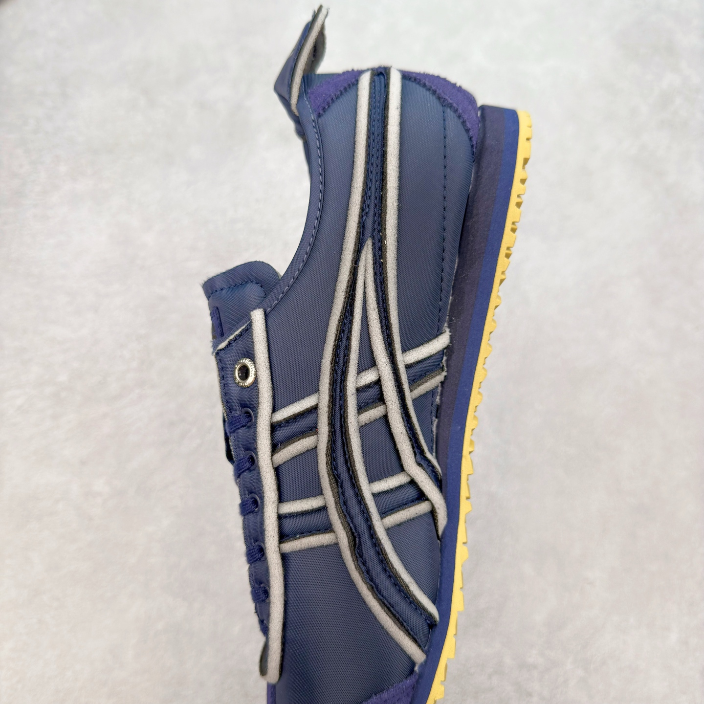 图片[7]-＃C版 Asics Onitsuka Tiger MEXICO 66 亚瑟士鬼冢虎复古经典板鞋 CNY 龙年限定 白红 市场王者选手 海外订单工厂出品 长期生产补货永不断码 超成熟稳定的做工品控 原装全套纸板楦头开发 原汁原味 完美呈现版型 私模正确鞋底咬花纹路 一比一鞋头弧度高度鞋身弧度 绝不口嗨 细节品控鞋型随意秒杀市面 原档咬花纹路私模大底 一个单元有六个三角形 总体形拼接呈现花瓣状 官方四联吊牌 原装Ortholite轻量化鞋垫 原盒原配 质保卡 说明书 钢印防尘纸 纸板中底带钢印 乳胶组合鞋垫 支持全方位的对比专柜 产品从款式颜色造型上体现出追求舒适和细节的完美 鞋类更是推崇手工制作的严谨与完美 融舒适性与可穿性的设计风格 注重细节的完美和别致魅力 既保持稳重 又不失轻松的时尚感 尺码：36 37 37.5 38 39 39.5 40 40.5 41.5 42 42.5 43.5 44 45-选品中心