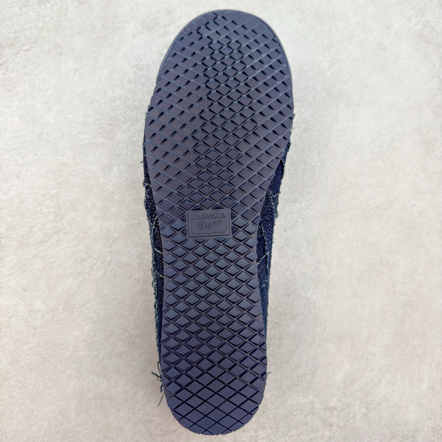 图片[9]-＃C版 Asics Onitsuka Tiger MEXICO 66 亚瑟士鬼冢虎复古经典板鞋 CNY 龙年限定 白红 市场王者选手 海外订单工厂出品 长期生产补货永不断码 超成熟稳定的做工品控 原装全套纸板楦头开发 原汁原味 完美呈现版型 私模正确鞋底咬花纹路 一比一鞋头弧度高度鞋身弧度 绝不口嗨 细节品控鞋型随意秒杀市面 原档咬花纹路私模大底 一个单元有六个三角形 总体形拼接呈现花瓣状 官方四联吊牌 原装Ortholite轻量化鞋垫 原盒原配 质保卡 说明书 钢印防尘纸 纸板中底带钢印 乳胶组合鞋垫 支持全方位的对比专柜 产品从款式颜色造型上体现出追求舒适和细节的完美 鞋类更是推崇手工制作的严谨与完美 融舒适性与可穿性的设计风格 注重细节的完美和别致魅力 既保持稳重 又不失轻松的时尚感 尺码：36 37 37.5 38 39 39.5 40 40.5 41.5 42 42.5 43.5 44 45-选品中心