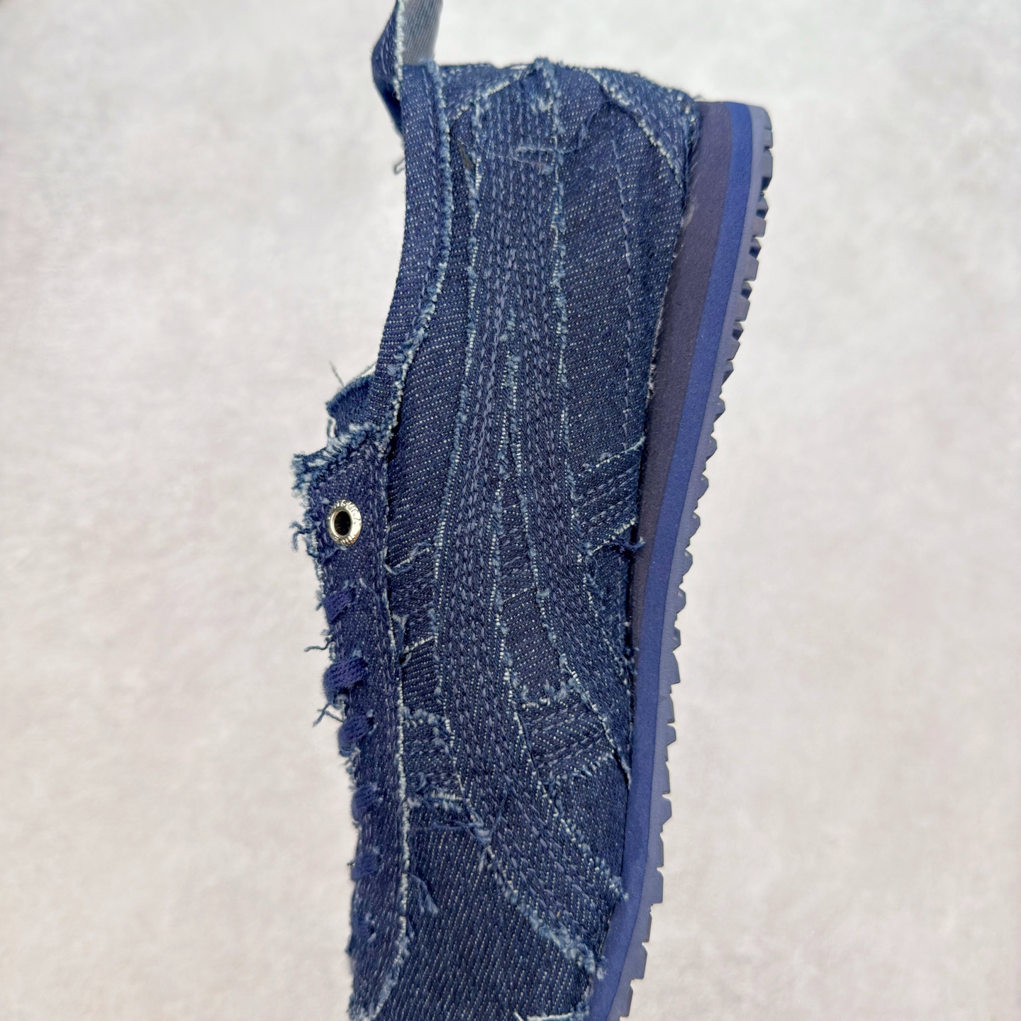 图片[7]-＃C版 Asics Onitsuka Tiger MEXICO 66 亚瑟士鬼冢虎复古经典板鞋 CNY 龙年限定 白红 市场王者选手 海外订单工厂出品 长期生产补货永不断码 超成熟稳定的做工品控 原装全套纸板楦头开发 原汁原味 完美呈现版型 私模正确鞋底咬花纹路 一比一鞋头弧度高度鞋身弧度 绝不口嗨 细节品控鞋型随意秒杀市面 原档咬花纹路私模大底 一个单元有六个三角形 总体形拼接呈现花瓣状 官方四联吊牌 原装Ortholite轻量化鞋垫 原盒原配 质保卡 说明书 钢印防尘纸 纸板中底带钢印 乳胶组合鞋垫 支持全方位的对比专柜 产品从款式颜色造型上体现出追求舒适和细节的完美 鞋类更是推崇手工制作的严谨与完美 融舒适性与可穿性的设计风格 注重细节的完美和别致魅力 既保持稳重 又不失轻松的时尚感 尺码：36 37 37.5 38 39 39.5 40 40.5 41.5 42 42.5 43.5 44 45-选品中心