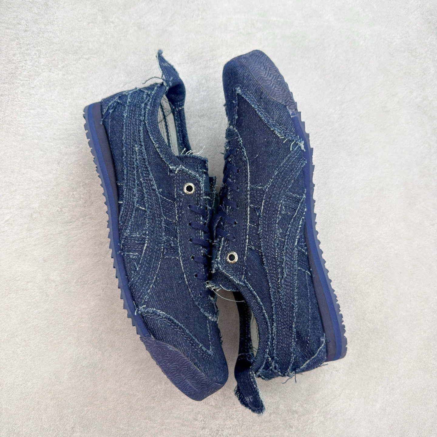 图片[3]-＃C版 Asics Onitsuka Tiger MEXICO 66 亚瑟士鬼冢虎复古经典板鞋 CNY 龙年限定 白红 市场王者选手 海外订单工厂出品 长期生产补货永不断码 超成熟稳定的做工品控 原装全套纸板楦头开发 原汁原味 完美呈现版型 私模正确鞋底咬花纹路 一比一鞋头弧度高度鞋身弧度 绝不口嗨 细节品控鞋型随意秒杀市面 原档咬花纹路私模大底 一个单元有六个三角形 总体形拼接呈现花瓣状 官方四联吊牌 原装Ortholite轻量化鞋垫 原盒原配 质保卡 说明书 钢印防尘纸 纸板中底带钢印 乳胶组合鞋垫 支持全方位的对比专柜 产品从款式颜色造型上体现出追求舒适和细节的完美 鞋类更是推崇手工制作的严谨与完美 融舒适性与可穿性的设计风格 注重细节的完美和别致魅力 既保持稳重 又不失轻松的时尚感 尺码：36 37 37.5 38 39 39.5 40 40.5 41.5 42 42.5 43.5 44 45-选品中心