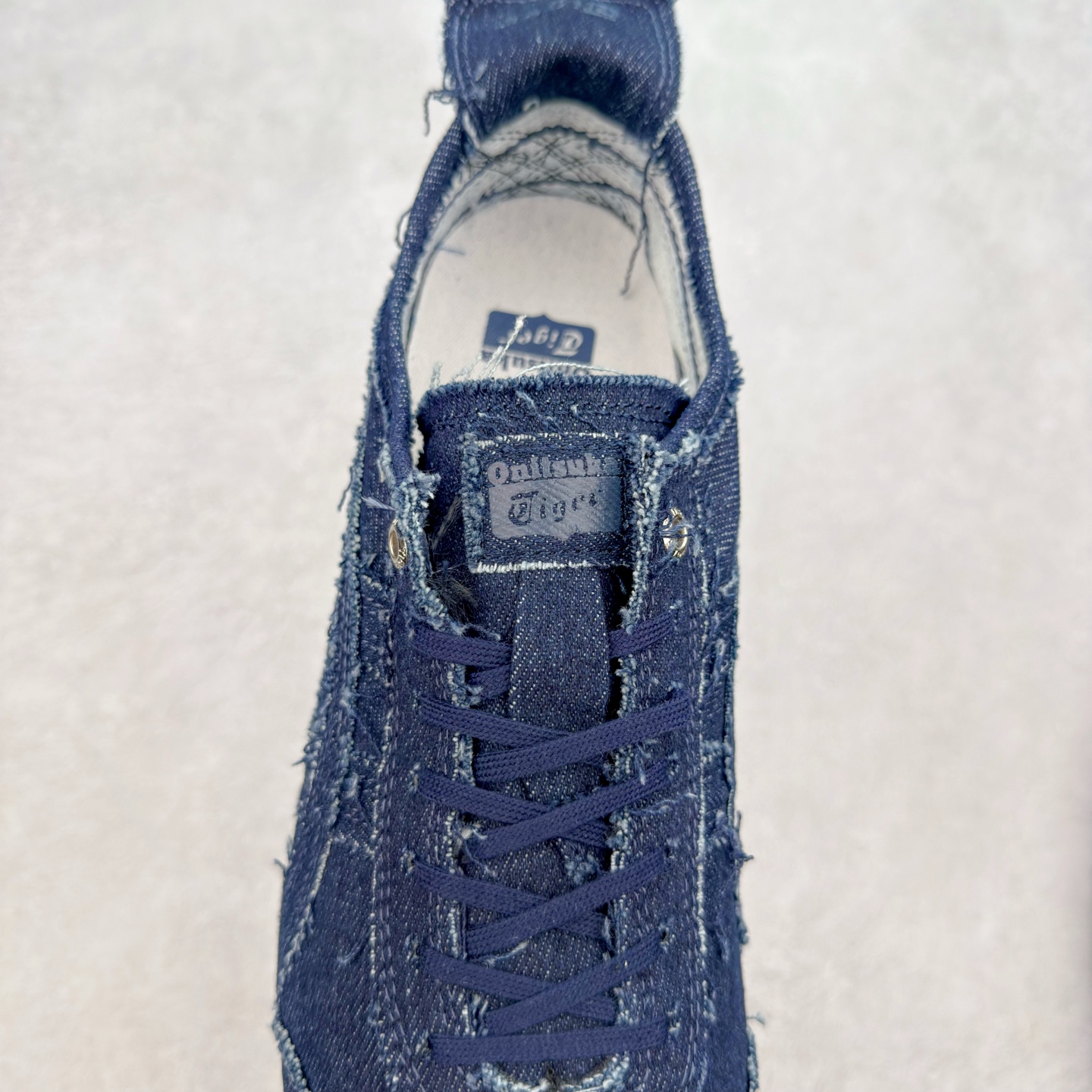 图片[5]-＃C版 Asics Onitsuka Tiger MEXICO 66 亚瑟士鬼冢虎复古经典板鞋 CNY 龙年限定 白红 市场王者选手 海外订单工厂出品 长期生产补货永不断码 超成熟稳定的做工品控 原装全套纸板楦头开发 原汁原味 完美呈现版型 私模正确鞋底咬花纹路 一比一鞋头弧度高度鞋身弧度 绝不口嗨 细节品控鞋型随意秒杀市面 原档咬花纹路私模大底 一个单元有六个三角形 总体形拼接呈现花瓣状 官方四联吊牌 原装Ortholite轻量化鞋垫 原盒原配 质保卡 说明书 钢印防尘纸 纸板中底带钢印 乳胶组合鞋垫 支持全方位的对比专柜 产品从款式颜色造型上体现出追求舒适和细节的完美 鞋类更是推崇手工制作的严谨与完美 融舒适性与可穿性的设计风格 注重细节的完美和别致魅力 既保持稳重 又不失轻松的时尚感 尺码：36 37 37.5 38 39 39.5 40 40.5 41.5 42 42.5 43.5 44 45-选品中心