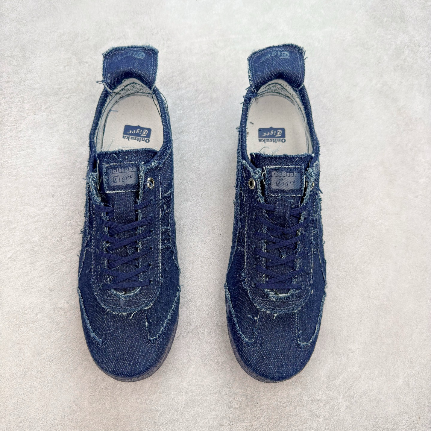 图片[2]-＃C版 Asics Onitsuka Tiger MEXICO 66 亚瑟士鬼冢虎复古经典板鞋 CNY 龙年限定 白红 市场王者选手 海外订单工厂出品 长期生产补货永不断码 超成熟稳定的做工品控 原装全套纸板楦头开发 原汁原味 完美呈现版型 私模正确鞋底咬花纹路 一比一鞋头弧度高度鞋身弧度 绝不口嗨 细节品控鞋型随意秒杀市面 原档咬花纹路私模大底 一个单元有六个三角形 总体形拼接呈现花瓣状 官方四联吊牌 原装Ortholite轻量化鞋垫 原盒原配 质保卡 说明书 钢印防尘纸 纸板中底带钢印 乳胶组合鞋垫 支持全方位的对比专柜 产品从款式颜色造型上体现出追求舒适和细节的完美 鞋类更是推崇手工制作的严谨与完美 融舒适性与可穿性的设计风格 注重细节的完美和别致魅力 既保持稳重 又不失轻松的时尚感 尺码：36 37 37.5 38 39 39.5 40 40.5 41.5 42 42.5 43.5 44 45-选品中心