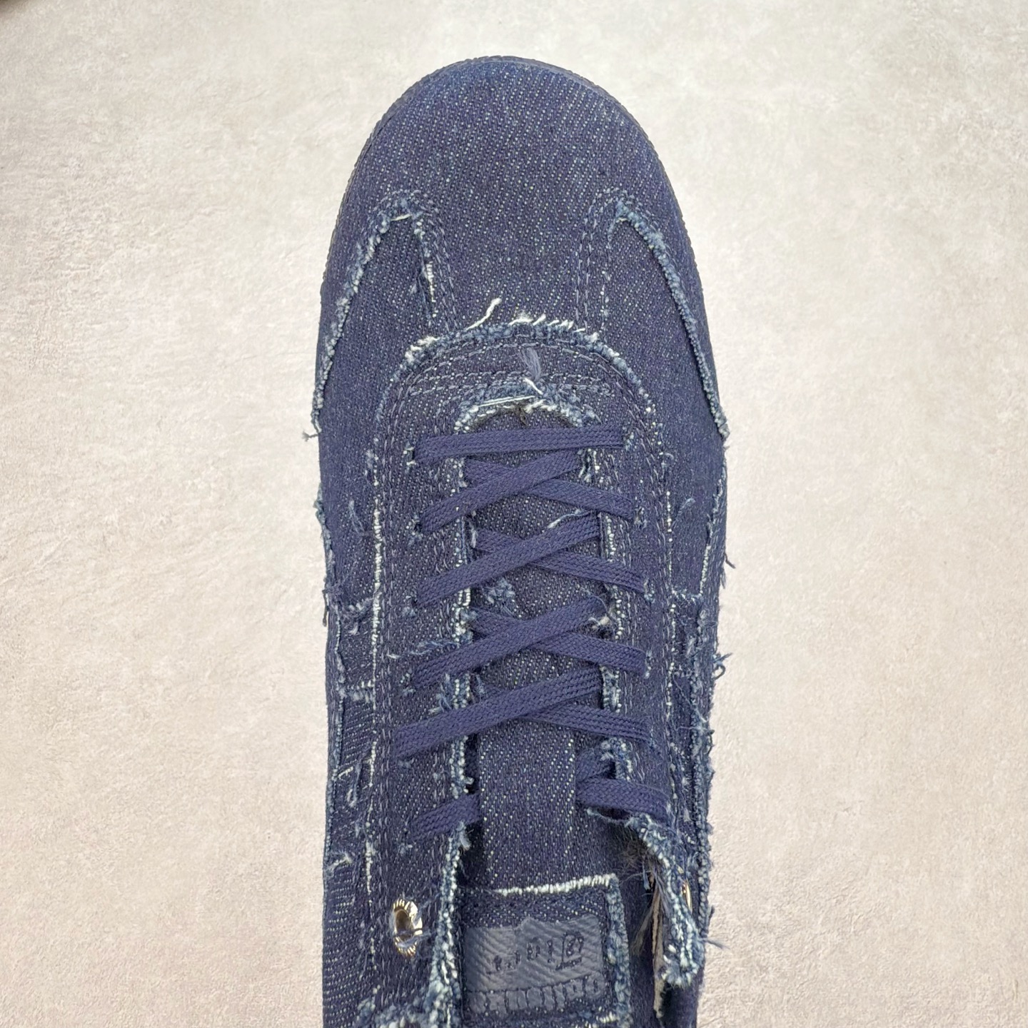 图片[4]-＃C版 Asics Onitsuka Tiger MEXICO 66 亚瑟士鬼冢虎复古经典板鞋 CNY 龙年限定 白红 市场王者选手 海外订单工厂出品 长期生产补货永不断码 超成熟稳定的做工品控 原装全套纸板楦头开发 原汁原味 完美呈现版型 私模正确鞋底咬花纹路 一比一鞋头弧度高度鞋身弧度 绝不口嗨 细节品控鞋型随意秒杀市面 原档咬花纹路私模大底 一个单元有六个三角形 总体形拼接呈现花瓣状 官方四联吊牌 原装Ortholite轻量化鞋垫 原盒原配 质保卡 说明书 钢印防尘纸 纸板中底带钢印 乳胶组合鞋垫 支持全方位的对比专柜 产品从款式颜色造型上体现出追求舒适和细节的完美 鞋类更是推崇手工制作的严谨与完美 融舒适性与可穿性的设计风格 注重细节的完美和别致魅力 既保持稳重 又不失轻松的时尚感 尺码：36 37 37.5 38 39 39.5 40 40.5 41.5 42 42.5 43.5 44 45-选品中心