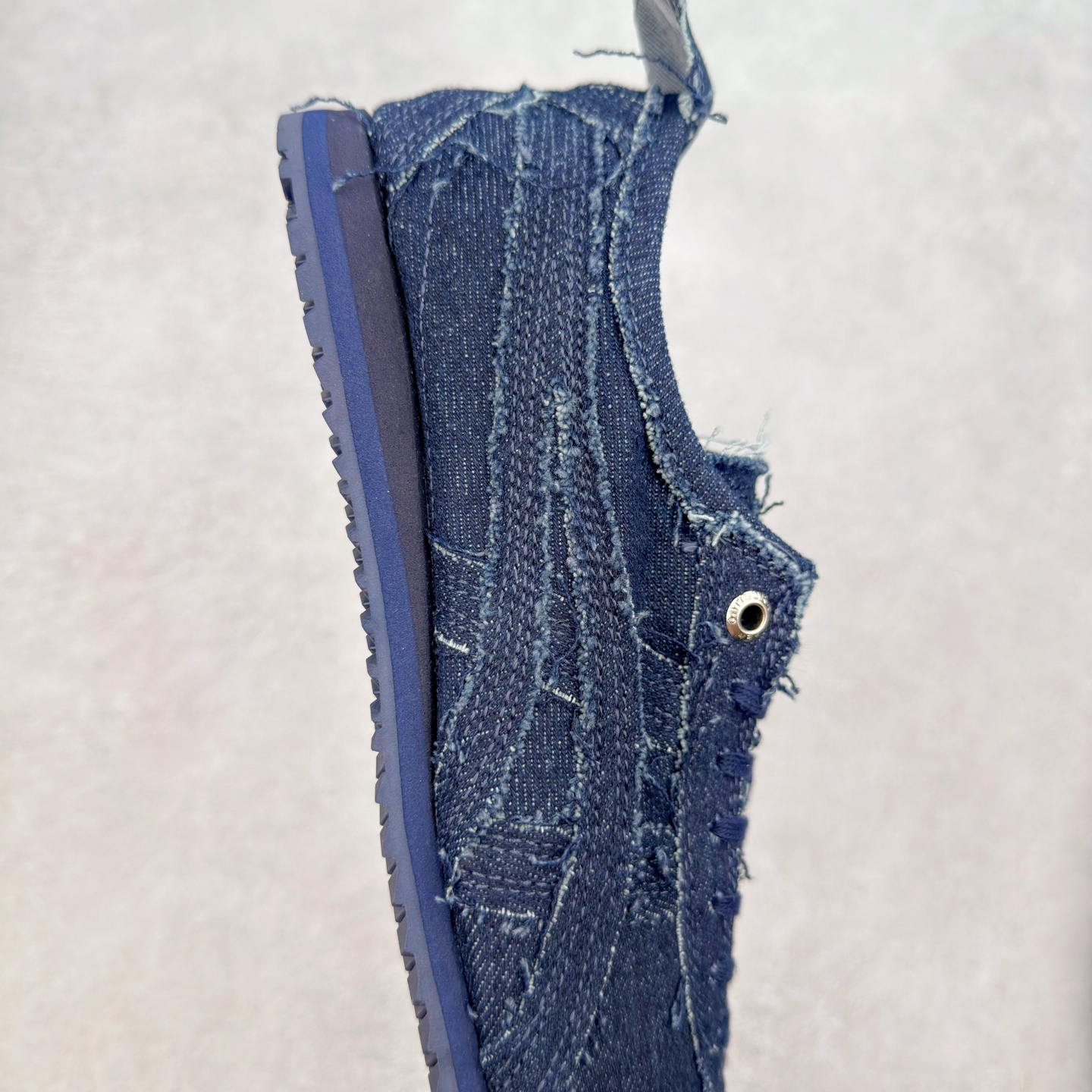 图片[6]-＃C版 Asics Onitsuka Tiger MEXICO 66 亚瑟士鬼冢虎复古经典板鞋 CNY 龙年限定 白红 市场王者选手 海外订单工厂出品 长期生产补货永不断码 超成熟稳定的做工品控 原装全套纸板楦头开发 原汁原味 完美呈现版型 私模正确鞋底咬花纹路 一比一鞋头弧度高度鞋身弧度 绝不口嗨 细节品控鞋型随意秒杀市面 原档咬花纹路私模大底 一个单元有六个三角形 总体形拼接呈现花瓣状 官方四联吊牌 原装Ortholite轻量化鞋垫 原盒原配 质保卡 说明书 钢印防尘纸 纸板中底带钢印 乳胶组合鞋垫 支持全方位的对比专柜 产品从款式颜色造型上体现出追求舒适和细节的完美 鞋类更是推崇手工制作的严谨与完美 融舒适性与可穿性的设计风格 注重细节的完美和别致魅力 既保持稳重 又不失轻松的时尚感 尺码：36 37 37.5 38 39 39.5 40 40.5 41.5 42 42.5 43.5 44 45-选品中心