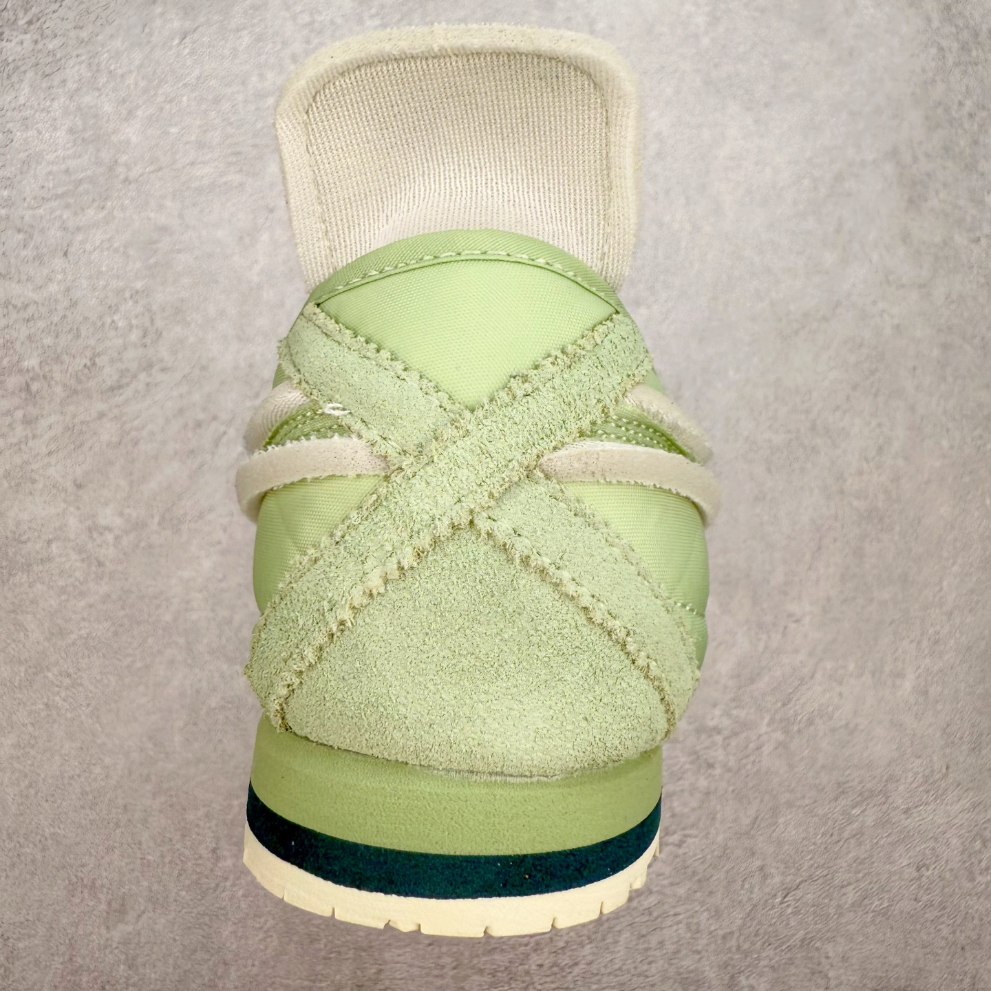 图片[8]-＃C版 Asics Onitsuka Tiger MEXICO 66 亚瑟士鬼冢虎复古经典板鞋 CNY 龙年限定 白红 市场王者选手 海外订单工厂出品 长期生产补货永不断码 超成熟稳定的做工品控 原装全套纸板楦头开发 原汁原味 完美呈现版型 私模正确鞋底咬花纹路 一比一鞋头弧度高度鞋身弧度 绝不口嗨 细节品控鞋型随意秒杀市面 原档咬花纹路私模大底 一个单元有六个三角形 总体形拼接呈现花瓣状 官方四联吊牌 原装Ortholite轻量化鞋垫 原盒原配 质保卡 说明书 钢印防尘纸 纸板中底带钢印 乳胶组合鞋垫 支持全方位的对比专柜 产品从款式颜色造型上体现出追求舒适和细节的完美 鞋类更是推崇手工制作的严谨与完美 融舒适性与可穿性的设计风格 注重细节的完美和别致魅力 既保持稳重 又不失轻松的时尚感 尺码：36 37 37.5 38 39 39.5 40 40.5 41.5 42 42.5 43.5 44 45-选品中心