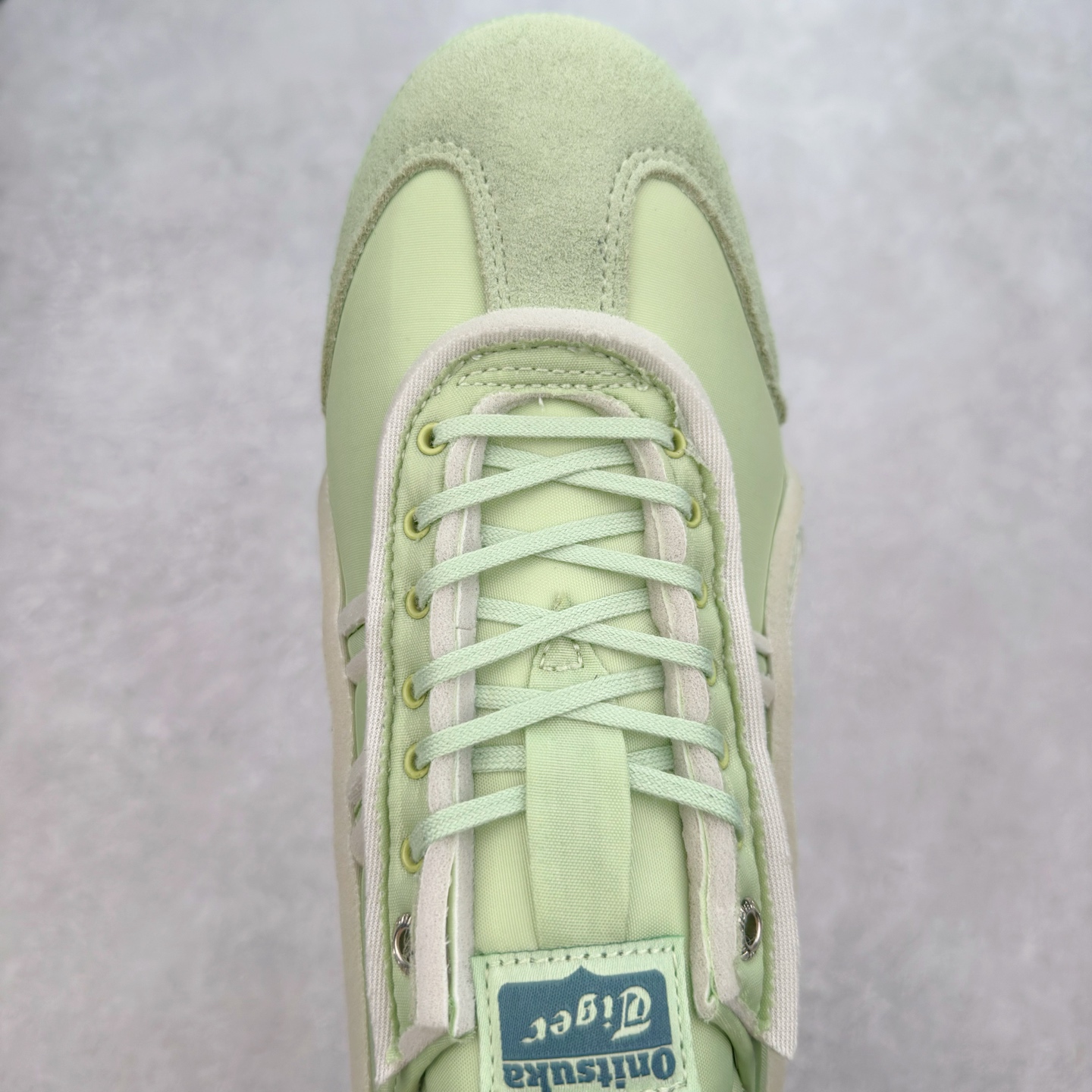 图片[4]-＃C版 Asics Onitsuka Tiger MEXICO 66 亚瑟士鬼冢虎复古经典板鞋 CNY 龙年限定 白红 市场王者选手 海外订单工厂出品 长期生产补货永不断码 超成熟稳定的做工品控 原装全套纸板楦头开发 原汁原味 完美呈现版型 私模正确鞋底咬花纹路 一比一鞋头弧度高度鞋身弧度 绝不口嗨 细节品控鞋型随意秒杀市面 原档咬花纹路私模大底 一个单元有六个三角形 总体形拼接呈现花瓣状 官方四联吊牌 原装Ortholite轻量化鞋垫 原盒原配 质保卡 说明书 钢印防尘纸 纸板中底带钢印 乳胶组合鞋垫 支持全方位的对比专柜 产品从款式颜色造型上体现出追求舒适和细节的完美 鞋类更是推崇手工制作的严谨与完美 融舒适性与可穿性的设计风格 注重细节的完美和别致魅力 既保持稳重 又不失轻松的时尚感 尺码：36 37 37.5 38 39 39.5 40 40.5 41.5 42 42.5 43.5 44 45-选品中心