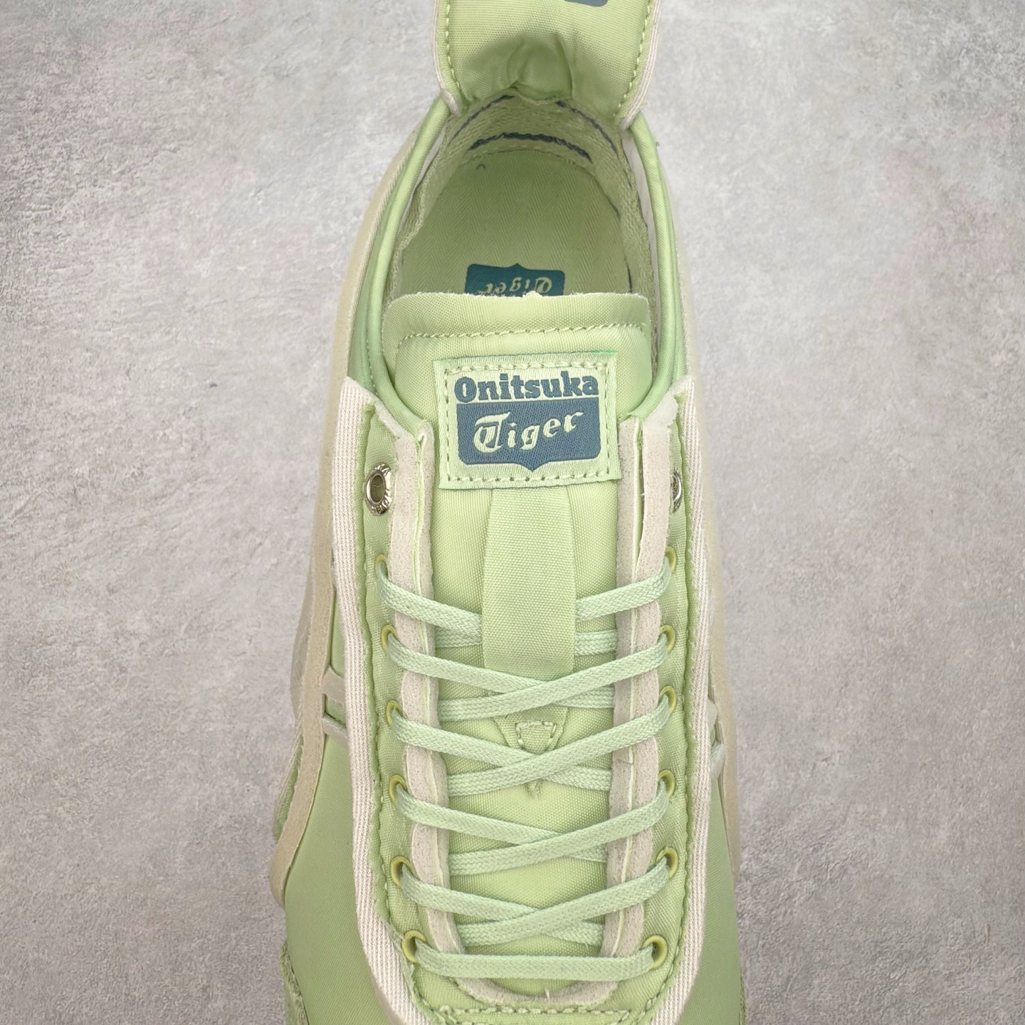 图片[5]-＃C版 Asics Onitsuka Tiger MEXICO 66 亚瑟士鬼冢虎复古经典板鞋 CNY 龙年限定 白红 市场王者选手 海外订单工厂出品 长期生产补货永不断码 超成熟稳定的做工品控 原装全套纸板楦头开发 原汁原味 完美呈现版型 私模正确鞋底咬花纹路 一比一鞋头弧度高度鞋身弧度 绝不口嗨 细节品控鞋型随意秒杀市面 原档咬花纹路私模大底 一个单元有六个三角形 总体形拼接呈现花瓣状 官方四联吊牌 原装Ortholite轻量化鞋垫 原盒原配 质保卡 说明书 钢印防尘纸 纸板中底带钢印 乳胶组合鞋垫 支持全方位的对比专柜 产品从款式颜色造型上体现出追求舒适和细节的完美 鞋类更是推崇手工制作的严谨与完美 融舒适性与可穿性的设计风格 注重细节的完美和别致魅力 既保持稳重 又不失轻松的时尚感 尺码：36 37 37.5 38 39 39.5 40 40.5 41.5 42 42.5 43.5 44 45-选品中心