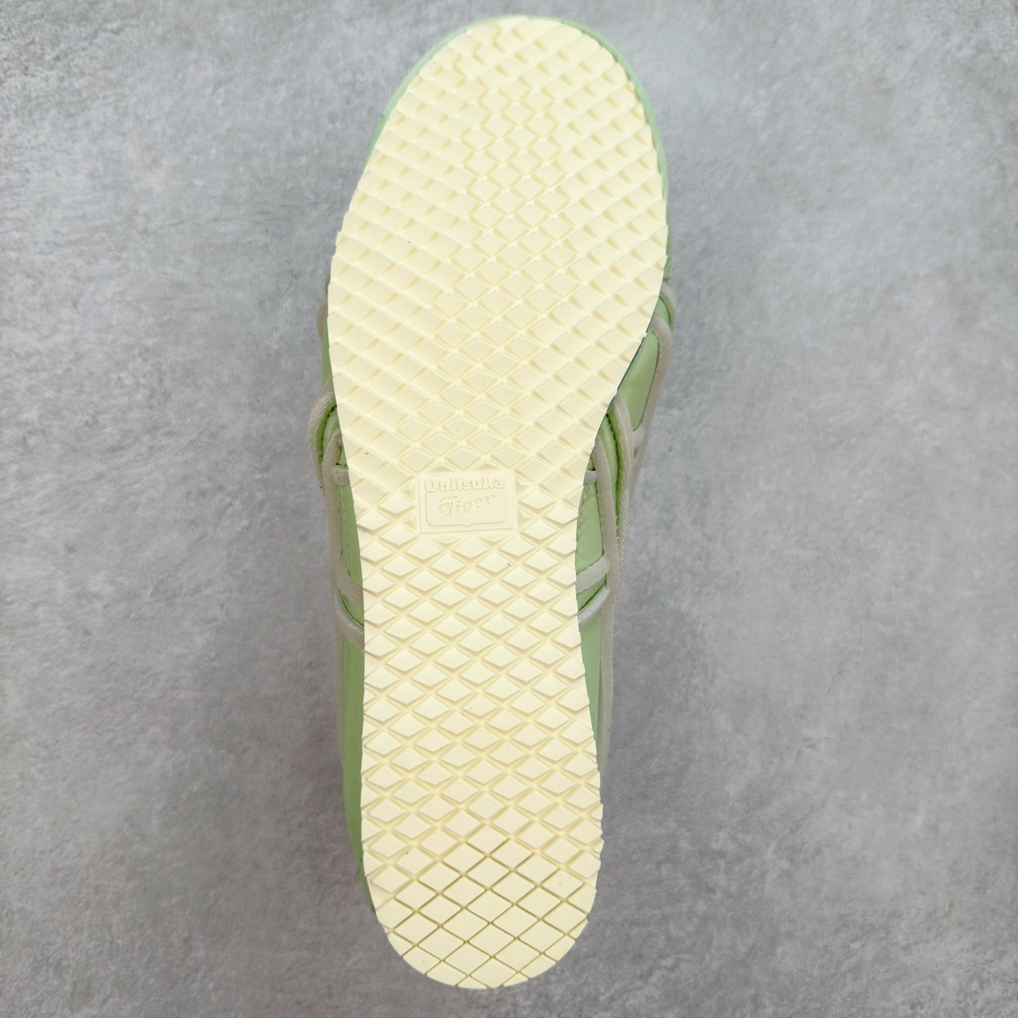 图片[9]-＃C版 Asics Onitsuka Tiger MEXICO 66 亚瑟士鬼冢虎复古经典板鞋 CNY 龙年限定 白红 市场王者选手 海外订单工厂出品 长期生产补货永不断码 超成熟稳定的做工品控 原装全套纸板楦头开发 原汁原味 完美呈现版型 私模正确鞋底咬花纹路 一比一鞋头弧度高度鞋身弧度 绝不口嗨 细节品控鞋型随意秒杀市面 原档咬花纹路私模大底 一个单元有六个三角形 总体形拼接呈现花瓣状 官方四联吊牌 原装Ortholite轻量化鞋垫 原盒原配 质保卡 说明书 钢印防尘纸 纸板中底带钢印 乳胶组合鞋垫 支持全方位的对比专柜 产品从款式颜色造型上体现出追求舒适和细节的完美 鞋类更是推崇手工制作的严谨与完美 融舒适性与可穿性的设计风格 注重细节的完美和别致魅力 既保持稳重 又不失轻松的时尚感 尺码：36 37 37.5 38 39 39.5 40 40.5 41.5 42 42.5 43.5 44 45-选品中心