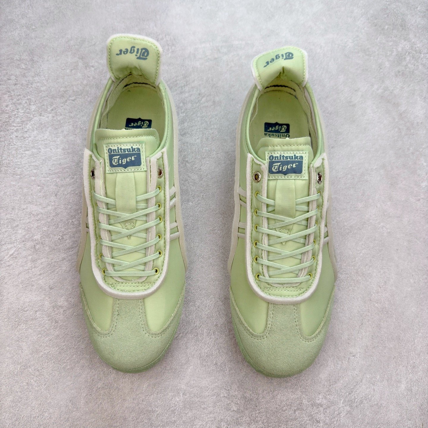 图片[2]-＃C版 Asics Onitsuka Tiger MEXICO 66 亚瑟士鬼冢虎复古经典板鞋 CNY 龙年限定 白红 市场王者选手 海外订单工厂出品 长期生产补货永不断码 超成熟稳定的做工品控 原装全套纸板楦头开发 原汁原味 完美呈现版型 私模正确鞋底咬花纹路 一比一鞋头弧度高度鞋身弧度 绝不口嗨 细节品控鞋型随意秒杀市面 原档咬花纹路私模大底 一个单元有六个三角形 总体形拼接呈现花瓣状 官方四联吊牌 原装Ortholite轻量化鞋垫 原盒原配 质保卡 说明书 钢印防尘纸 纸板中底带钢印 乳胶组合鞋垫 支持全方位的对比专柜 产品从款式颜色造型上体现出追求舒适和细节的完美 鞋类更是推崇手工制作的严谨与完美 融舒适性与可穿性的设计风格 注重细节的完美和别致魅力 既保持稳重 又不失轻松的时尚感 尺码：36 37 37.5 38 39 39.5 40 40.5 41.5 42 42.5 43.5 44 45-选品中心