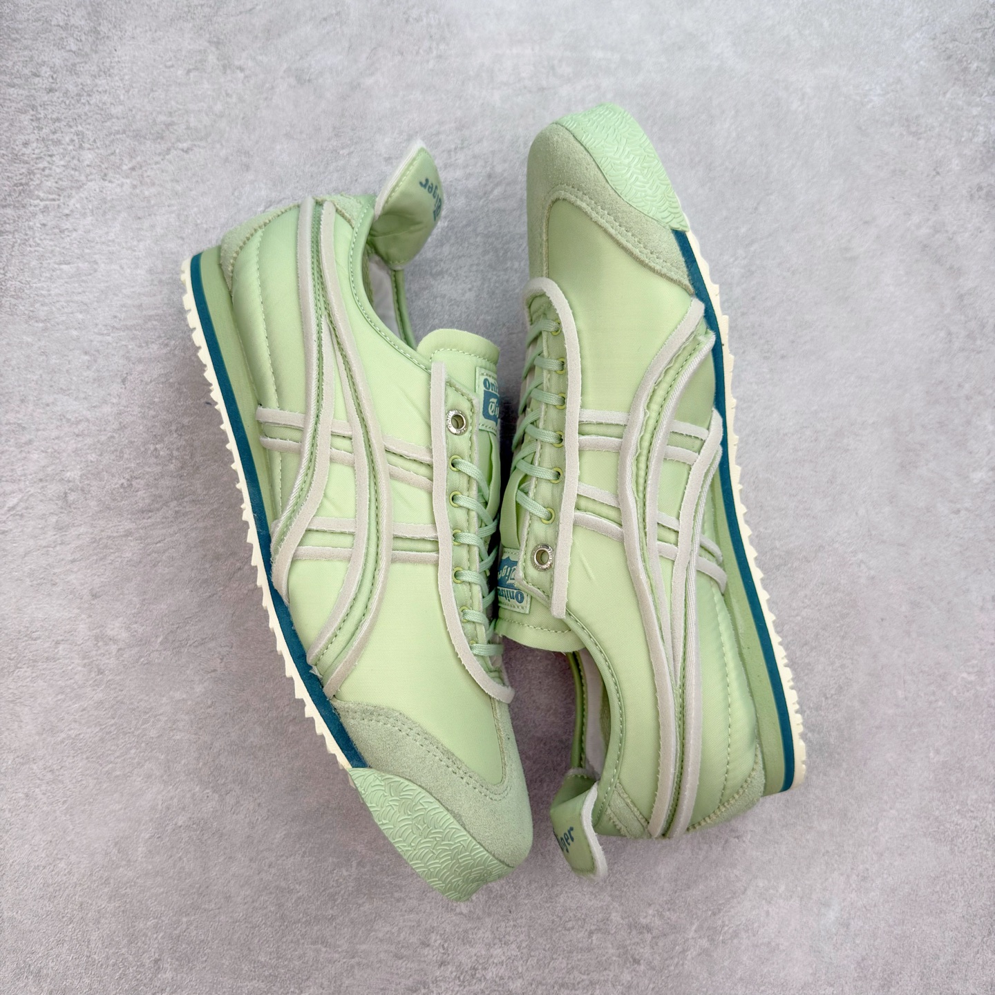 图片[3]-＃C版 Asics Onitsuka Tiger MEXICO 66 亚瑟士鬼冢虎复古经典板鞋 CNY 龙年限定 白红 市场王者选手 海外订单工厂出品 长期生产补货永不断码 超成熟稳定的做工品控 原装全套纸板楦头开发 原汁原味 完美呈现版型 私模正确鞋底咬花纹路 一比一鞋头弧度高度鞋身弧度 绝不口嗨 细节品控鞋型随意秒杀市面 原档咬花纹路私模大底 一个单元有六个三角形 总体形拼接呈现花瓣状 官方四联吊牌 原装Ortholite轻量化鞋垫 原盒原配 质保卡 说明书 钢印防尘纸 纸板中底带钢印 乳胶组合鞋垫 支持全方位的对比专柜 产品从款式颜色造型上体现出追求舒适和细节的完美 鞋类更是推崇手工制作的严谨与完美 融舒适性与可穿性的设计风格 注重细节的完美和别致魅力 既保持稳重 又不失轻松的时尚感 尺码：36 37 37.5 38 39 39.5 40 40.5 41.5 42 42.5 43.5 44 45-选品中心