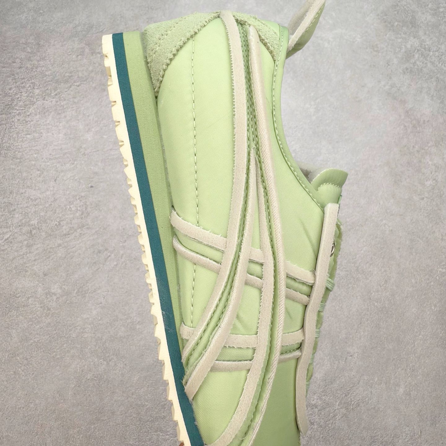 图片[6]-＃C版 Asics Onitsuka Tiger MEXICO 66 亚瑟士鬼冢虎复古经典板鞋 CNY 龙年限定 白红 市场王者选手 海外订单工厂出品 长期生产补货永不断码 超成熟稳定的做工品控 原装全套纸板楦头开发 原汁原味 完美呈现版型 私模正确鞋底咬花纹路 一比一鞋头弧度高度鞋身弧度 绝不口嗨 细节品控鞋型随意秒杀市面 原档咬花纹路私模大底 一个单元有六个三角形 总体形拼接呈现花瓣状 官方四联吊牌 原装Ortholite轻量化鞋垫 原盒原配 质保卡 说明书 钢印防尘纸 纸板中底带钢印 乳胶组合鞋垫 支持全方位的对比专柜 产品从款式颜色造型上体现出追求舒适和细节的完美 鞋类更是推崇手工制作的严谨与完美 融舒适性与可穿性的设计风格 注重细节的完美和别致魅力 既保持稳重 又不失轻松的时尚感 尺码：36 37 37.5 38 39 39.5 40 40.5 41.5 42 42.5 43.5 44 45-选品中心