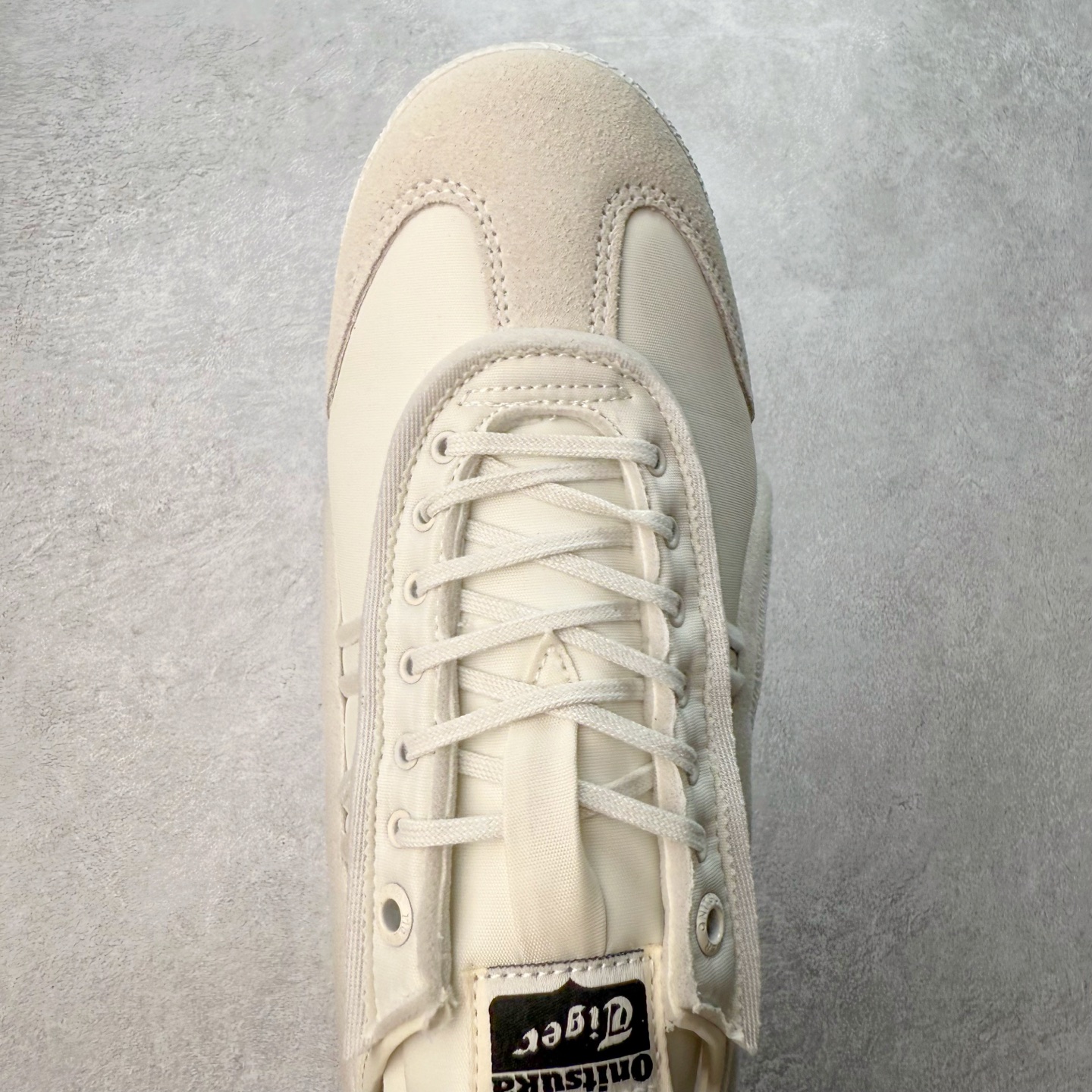 图片[4]-＃C版 Asics Onitsuka Tiger MEXICO 66 亚瑟士鬼冢虎复古经典板鞋 CNY 龙年限定 白红 市场王者选手 海外订单工厂出品 长期生产补货永不断码 超成熟稳定的做工品控 原装全套纸板楦头开发 原汁原味 完美呈现版型 私模正确鞋底咬花纹路 一比一鞋头弧度高度鞋身弧度 绝不口嗨 细节品控鞋型随意秒杀市面 原档咬花纹路私模大底 一个单元有六个三角形 总体形拼接呈现花瓣状 官方四联吊牌 原装Ortholite轻量化鞋垫 原盒原配 质保卡 说明书 钢印防尘纸 纸板中底带钢印 乳胶组合鞋垫 支持全方位的对比专柜 产品从款式颜色造型上体现出追求舒适和细节的完美 鞋类更是推崇手工制作的严谨与完美 融舒适性与可穿性的设计风格 注重细节的完美和别致魅力 既保持稳重 又不失轻松的时尚感 尺码：36 37 37.5 38 39 39.5 40 40.5 41.5 42 42.5 43.5 44 45-选品中心