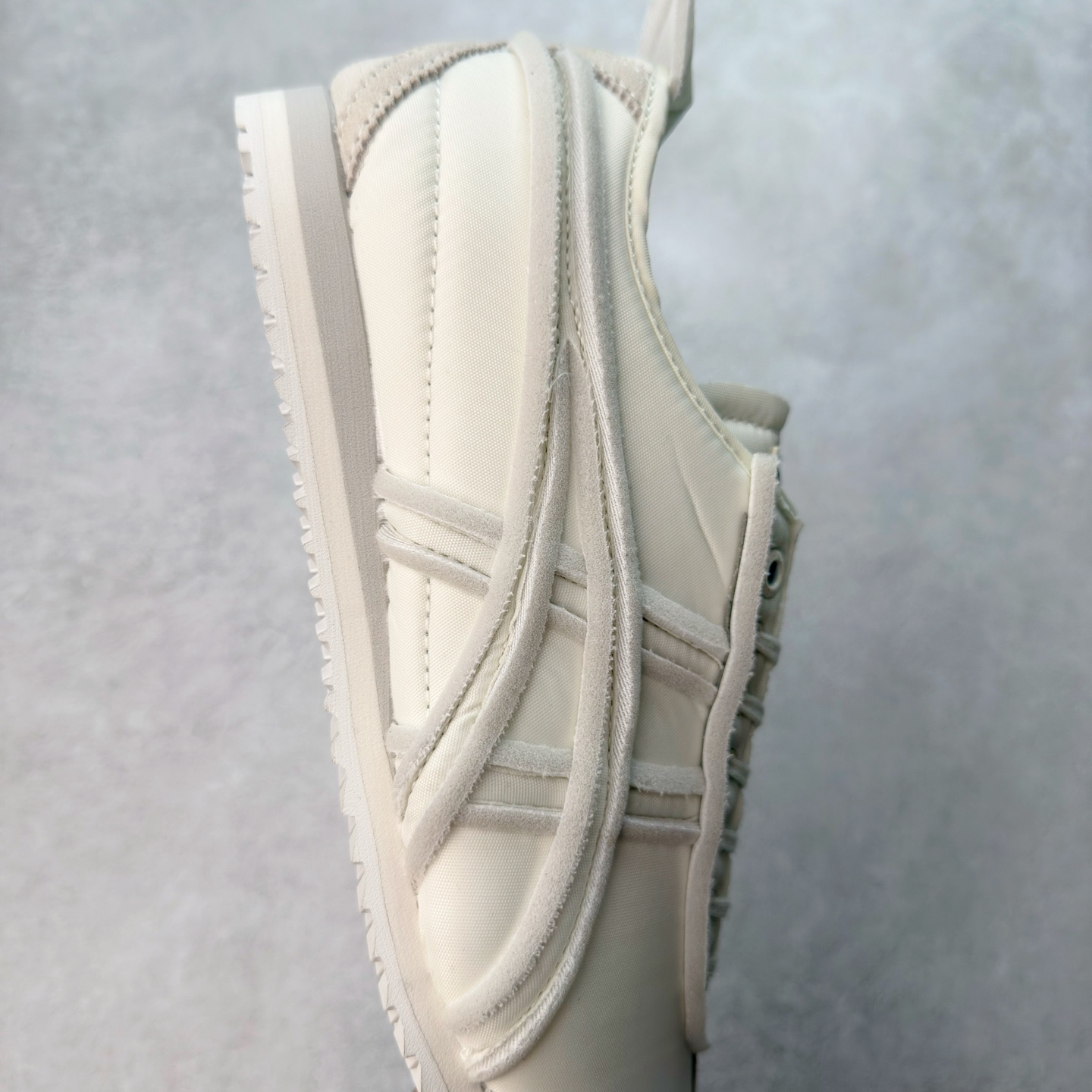 图片[6]-＃C版 Asics Onitsuka Tiger MEXICO 66 亚瑟士鬼冢虎复古经典板鞋 CNY 龙年限定 白红 市场王者选手 海外订单工厂出品 长期生产补货永不断码 超成熟稳定的做工品控 原装全套纸板楦头开发 原汁原味 完美呈现版型 私模正确鞋底咬花纹路 一比一鞋头弧度高度鞋身弧度 绝不口嗨 细节品控鞋型随意秒杀市面 原档咬花纹路私模大底 一个单元有六个三角形 总体形拼接呈现花瓣状 官方四联吊牌 原装Ortholite轻量化鞋垫 原盒原配 质保卡 说明书 钢印防尘纸 纸板中底带钢印 乳胶组合鞋垫 支持全方位的对比专柜 产品从款式颜色造型上体现出追求舒适和细节的完美 鞋类更是推崇手工制作的严谨与完美 融舒适性与可穿性的设计风格 注重细节的完美和别致魅力 既保持稳重 又不失轻松的时尚感 尺码：36 37 37.5 38 39 39.5 40 40.5 41.5 42 42.5 43.5 44 45-选品中心