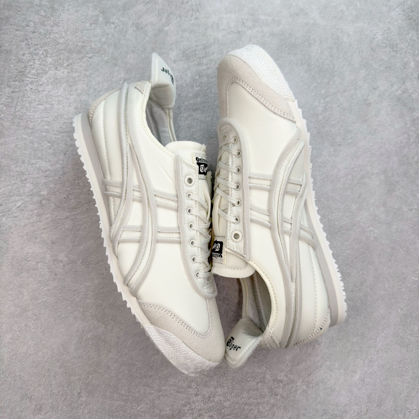 图片[3]-＃C版 Asics Onitsuka Tiger MEXICO 66 亚瑟士鬼冢虎复古经典板鞋 CNY 龙年限定 白红 市场王者选手 海外订单工厂出品 长期生产补货永不断码 超成熟稳定的做工品控 原装全套纸板楦头开发 原汁原味 完美呈现版型 私模正确鞋底咬花纹路 一比一鞋头弧度高度鞋身弧度 绝不口嗨 细节品控鞋型随意秒杀市面 原档咬花纹路私模大底 一个单元有六个三角形 总体形拼接呈现花瓣状 官方四联吊牌 原装Ortholite轻量化鞋垫 原盒原配 质保卡 说明书 钢印防尘纸 纸板中底带钢印 乳胶组合鞋垫 支持全方位的对比专柜 产品从款式颜色造型上体现出追求舒适和细节的完美 鞋类更是推崇手工制作的严谨与完美 融舒适性与可穿性的设计风格 注重细节的完美和别致魅力 既保持稳重 又不失轻松的时尚感 尺码：36 37 37.5 38 39 39.5 40 40.5 41.5 42 42.5 43.5 44 45-选品中心