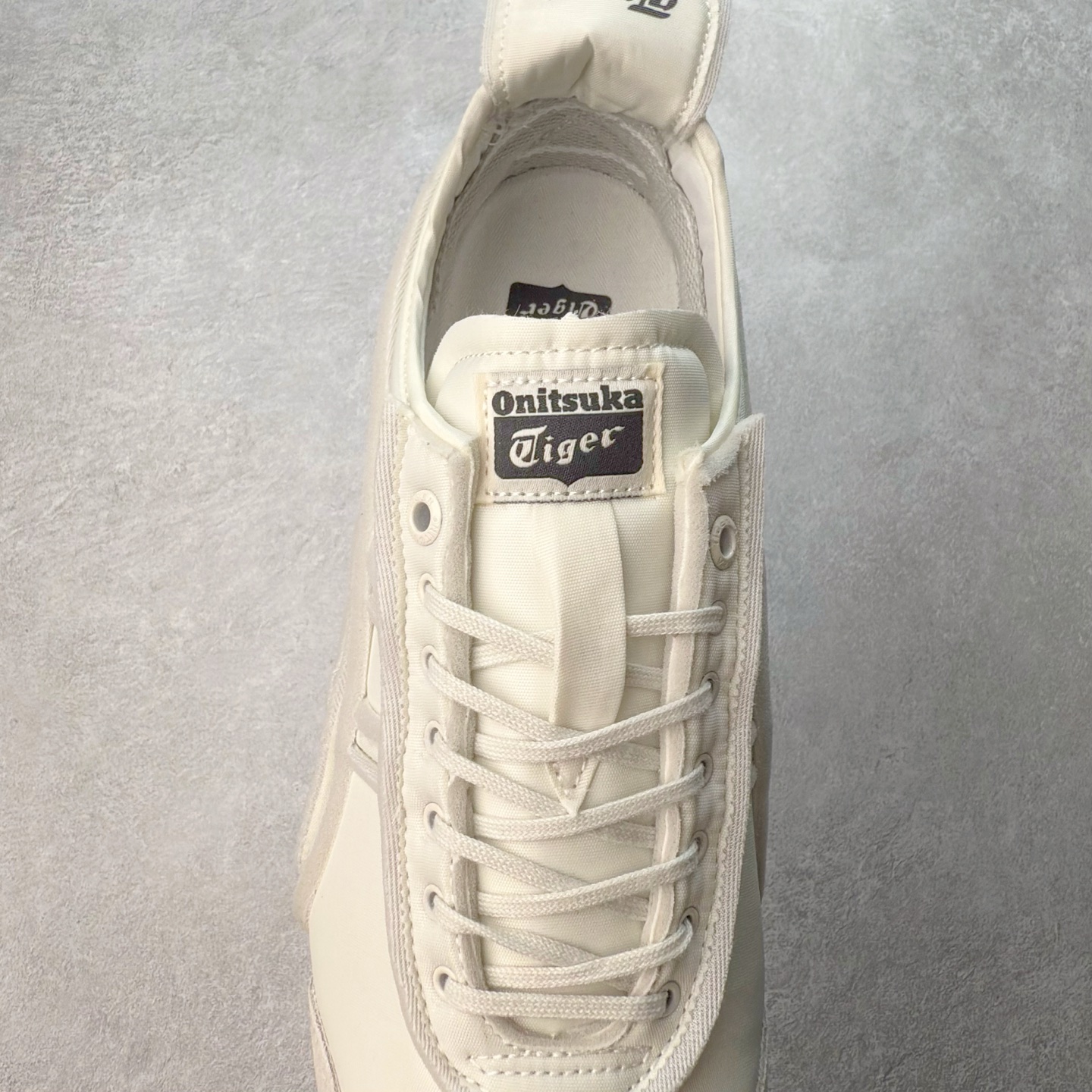 图片[5]-＃C版 Asics Onitsuka Tiger MEXICO 66 亚瑟士鬼冢虎复古经典板鞋 CNY 龙年限定 白红 市场王者选手 海外订单工厂出品 长期生产补货永不断码 超成熟稳定的做工品控 原装全套纸板楦头开发 原汁原味 完美呈现版型 私模正确鞋底咬花纹路 一比一鞋头弧度高度鞋身弧度 绝不口嗨 细节品控鞋型随意秒杀市面 原档咬花纹路私模大底 一个单元有六个三角形 总体形拼接呈现花瓣状 官方四联吊牌 原装Ortholite轻量化鞋垫 原盒原配 质保卡 说明书 钢印防尘纸 纸板中底带钢印 乳胶组合鞋垫 支持全方位的对比专柜 产品从款式颜色造型上体现出追求舒适和细节的完美 鞋类更是推崇手工制作的严谨与完美 融舒适性与可穿性的设计风格 注重细节的完美和别致魅力 既保持稳重 又不失轻松的时尚感 尺码：36 37 37.5 38 39 39.5 40 40.5 41.5 42 42.5 43.5 44 45-选品中心