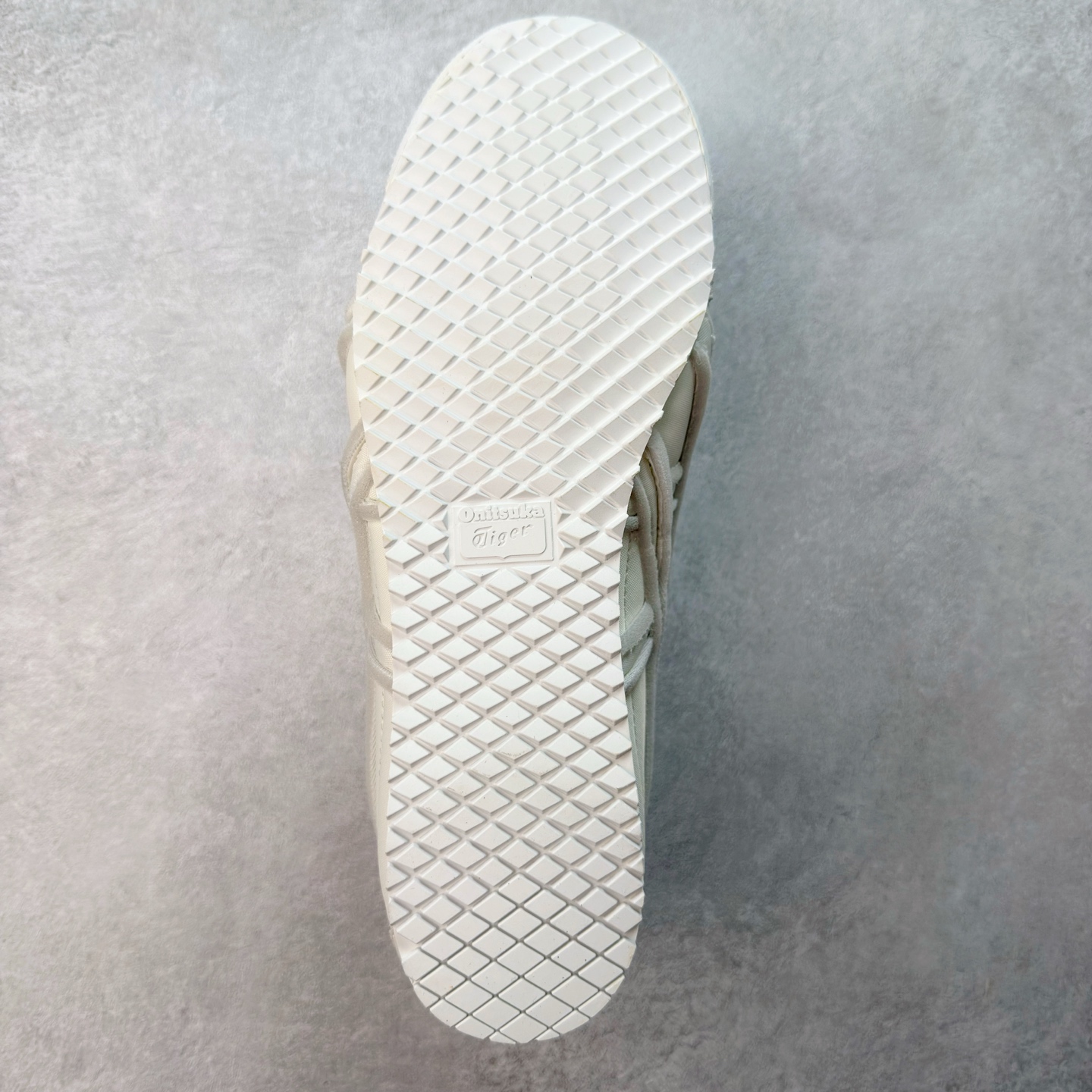 图片[9]-＃C版 Asics Onitsuka Tiger MEXICO 66 亚瑟士鬼冢虎复古经典板鞋 CNY 龙年限定 白红 市场王者选手 海外订单工厂出品 长期生产补货永不断码 超成熟稳定的做工品控 原装全套纸板楦头开发 原汁原味 完美呈现版型 私模正确鞋底咬花纹路 一比一鞋头弧度高度鞋身弧度 绝不口嗨 细节品控鞋型随意秒杀市面 原档咬花纹路私模大底 一个单元有六个三角形 总体形拼接呈现花瓣状 官方四联吊牌 原装Ortholite轻量化鞋垫 原盒原配 质保卡 说明书 钢印防尘纸 纸板中底带钢印 乳胶组合鞋垫 支持全方位的对比专柜 产品从款式颜色造型上体现出追求舒适和细节的完美 鞋类更是推崇手工制作的严谨与完美 融舒适性与可穿性的设计风格 注重细节的完美和别致魅力 既保持稳重 又不失轻松的时尚感 尺码：36 37 37.5 38 39 39.5 40 40.5 41.5 42 42.5 43.5 44 45-选品中心