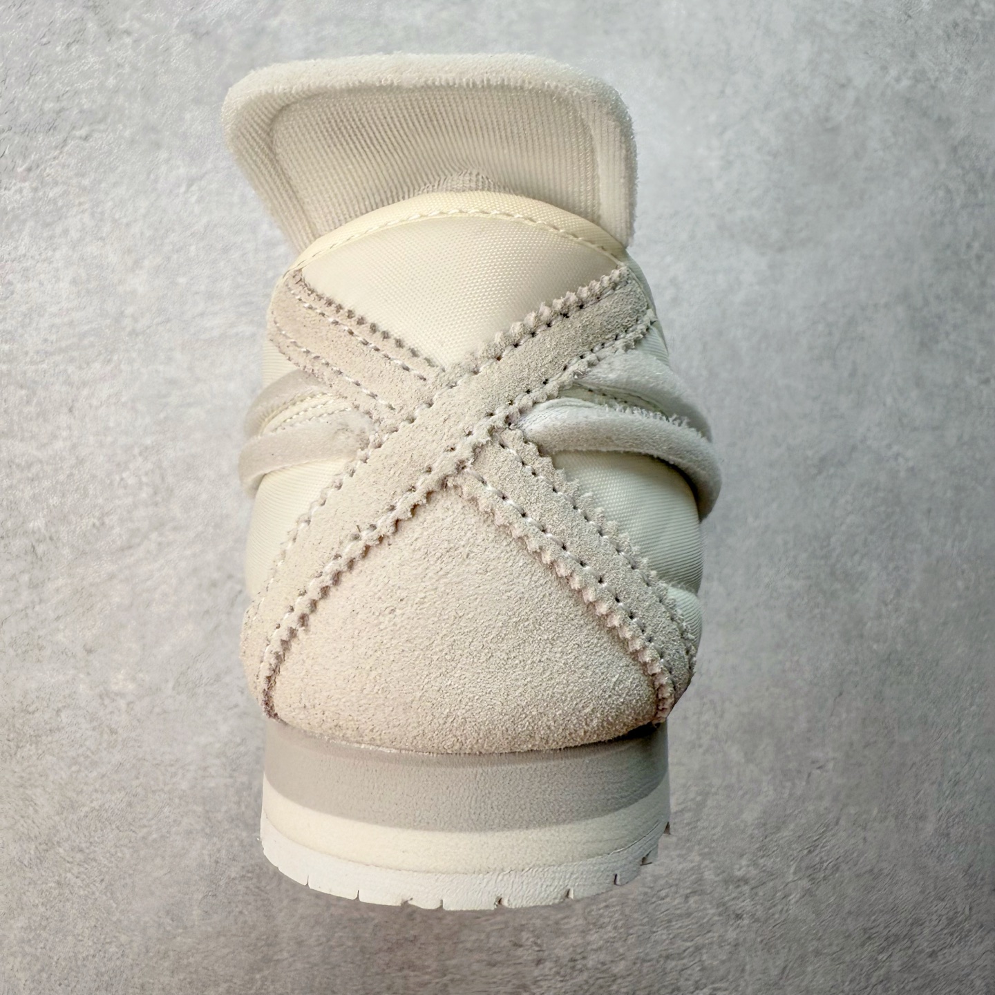 图片[8]-＃C版 Asics Onitsuka Tiger MEXICO 66 亚瑟士鬼冢虎复古经典板鞋 CNY 龙年限定 白红 市场王者选手 海外订单工厂出品 长期生产补货永不断码 超成熟稳定的做工品控 原装全套纸板楦头开发 原汁原味 完美呈现版型 私模正确鞋底咬花纹路 一比一鞋头弧度高度鞋身弧度 绝不口嗨 细节品控鞋型随意秒杀市面 原档咬花纹路私模大底 一个单元有六个三角形 总体形拼接呈现花瓣状 官方四联吊牌 原装Ortholite轻量化鞋垫 原盒原配 质保卡 说明书 钢印防尘纸 纸板中底带钢印 乳胶组合鞋垫 支持全方位的对比专柜 产品从款式颜色造型上体现出追求舒适和细节的完美 鞋类更是推崇手工制作的严谨与完美 融舒适性与可穿性的设计风格 注重细节的完美和别致魅力 既保持稳重 又不失轻松的时尚感 尺码：36 37 37.5 38 39 39.5 40 40.5 41.5 42 42.5 43.5 44 45-选品中心