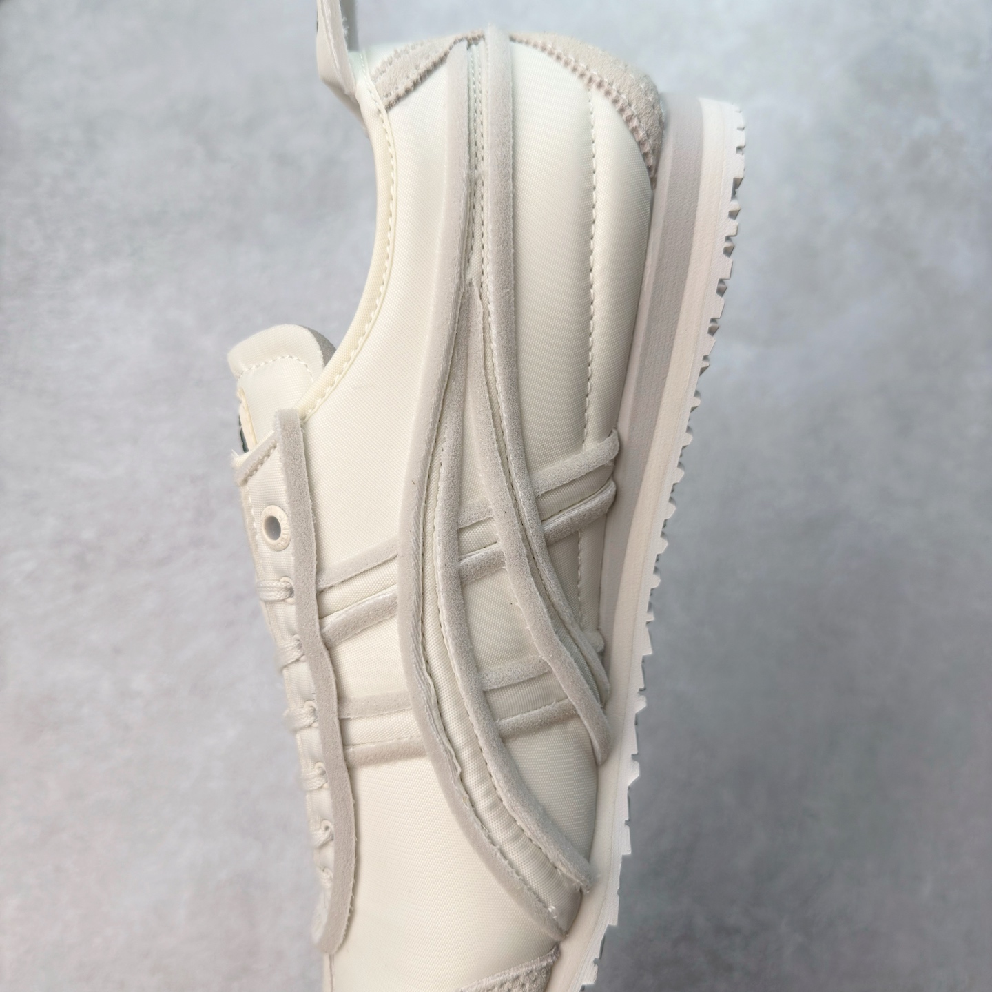 图片[7]-＃C版 Asics Onitsuka Tiger MEXICO 66 亚瑟士鬼冢虎复古经典板鞋 CNY 龙年限定 白红 市场王者选手 海外订单工厂出品 长期生产补货永不断码 超成熟稳定的做工品控 原装全套纸板楦头开发 原汁原味 完美呈现版型 私模正确鞋底咬花纹路 一比一鞋头弧度高度鞋身弧度 绝不口嗨 细节品控鞋型随意秒杀市面 原档咬花纹路私模大底 一个单元有六个三角形 总体形拼接呈现花瓣状 官方四联吊牌 原装Ortholite轻量化鞋垫 原盒原配 质保卡 说明书 钢印防尘纸 纸板中底带钢印 乳胶组合鞋垫 支持全方位的对比专柜 产品从款式颜色造型上体现出追求舒适和细节的完美 鞋类更是推崇手工制作的严谨与完美 融舒适性与可穿性的设计风格 注重细节的完美和别致魅力 既保持稳重 又不失轻松的时尚感 尺码：36 37 37.5 38 39 39.5 40 40.5 41.5 42 42.5 43.5 44 45-选品中心