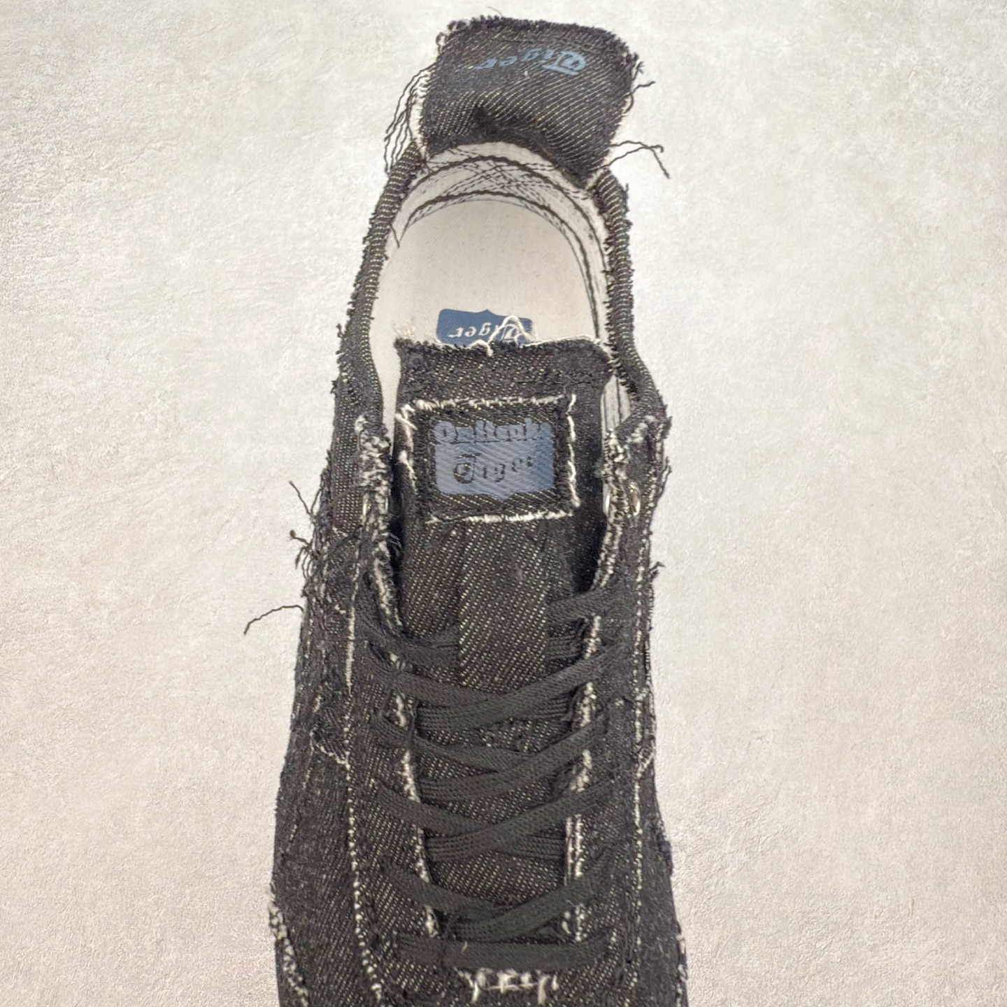 图片[5]-＃C版 Asics Onitsuka Tiger MEXICO 66 亚瑟士鬼冢虎复古经典板鞋 CNY 龙年限定 白红 市场王者选手 海外订单工厂出品 长期生产补货永不断码 超成熟稳定的做工品控 原装全套纸板楦头开发 原汁原味 完美呈现版型 私模正确鞋底咬花纹路 一比一鞋头弧度高度鞋身弧度 绝不口嗨 细节品控鞋型随意秒杀市面 原档咬花纹路私模大底 一个单元有六个三角形 总体形拼接呈现花瓣状 官方四联吊牌 原装Ortholite轻量化鞋垫 原盒原配 质保卡 说明书 钢印防尘纸 纸板中底带钢印 乳胶组合鞋垫 支持全方位的对比专柜 产品从款式颜色造型上体现出追求舒适和细节的完美 鞋类更是推崇手工制作的严谨与完美 融舒适性与可穿性的设计风格 注重细节的完美和别致魅力 既保持稳重 又不失轻松的时尚感 尺码：36 37 37.5 38 39 39.5 40 40.5 41.5 42 42.5 43.5 44 45-选品中心