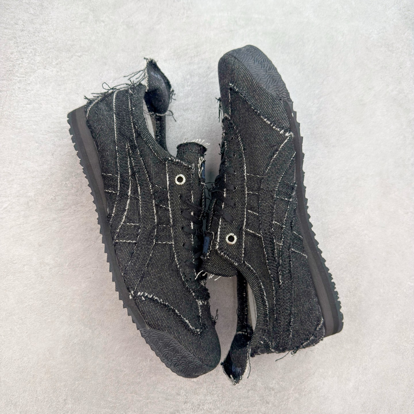 图片[3]-＃C版 Asics Onitsuka Tiger MEXICO 66 亚瑟士鬼冢虎复古经典板鞋 CNY 龙年限定 白红 市场王者选手 海外订单工厂出品 长期生产补货永不断码 超成熟稳定的做工品控 原装全套纸板楦头开发 原汁原味 完美呈现版型 私模正确鞋底咬花纹路 一比一鞋头弧度高度鞋身弧度 绝不口嗨 细节品控鞋型随意秒杀市面 原档咬花纹路私模大底 一个单元有六个三角形 总体形拼接呈现花瓣状 官方四联吊牌 原装Ortholite轻量化鞋垫 原盒原配 质保卡 说明书 钢印防尘纸 纸板中底带钢印 乳胶组合鞋垫 支持全方位的对比专柜 产品从款式颜色造型上体现出追求舒适和细节的完美 鞋类更是推崇手工制作的严谨与完美 融舒适性与可穿性的设计风格 注重细节的完美和别致魅力 既保持稳重 又不失轻松的时尚感 尺码：36 37 37.5 38 39 39.5 40 40.5 41.5 42 42.5 43.5 44 45-选品中心