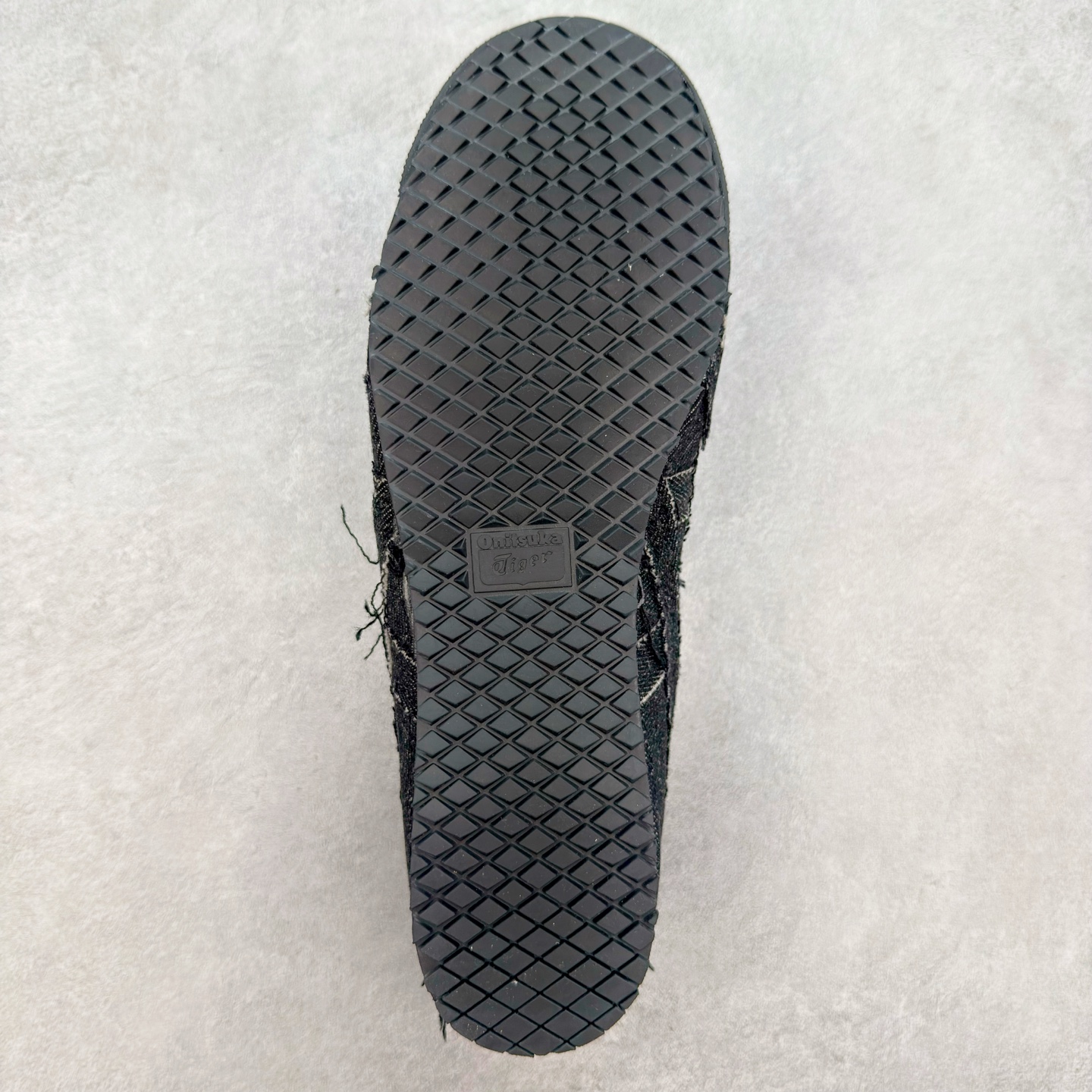 图片[9]-＃C版 Asics Onitsuka Tiger MEXICO 66 亚瑟士鬼冢虎复古经典板鞋 CNY 龙年限定 白红 市场王者选手 海外订单工厂出品 长期生产补货永不断码 超成熟稳定的做工品控 原装全套纸板楦头开发 原汁原味 完美呈现版型 私模正确鞋底咬花纹路 一比一鞋头弧度高度鞋身弧度 绝不口嗨 细节品控鞋型随意秒杀市面 原档咬花纹路私模大底 一个单元有六个三角形 总体形拼接呈现花瓣状 官方四联吊牌 原装Ortholite轻量化鞋垫 原盒原配 质保卡 说明书 钢印防尘纸 纸板中底带钢印 乳胶组合鞋垫 支持全方位的对比专柜 产品从款式颜色造型上体现出追求舒适和细节的完美 鞋类更是推崇手工制作的严谨与完美 融舒适性与可穿性的设计风格 注重细节的完美和别致魅力 既保持稳重 又不失轻松的时尚感 尺码：36 37 37.5 38 39 39.5 40 40.5 41.5 42 42.5 43.5 44 45-选品中心