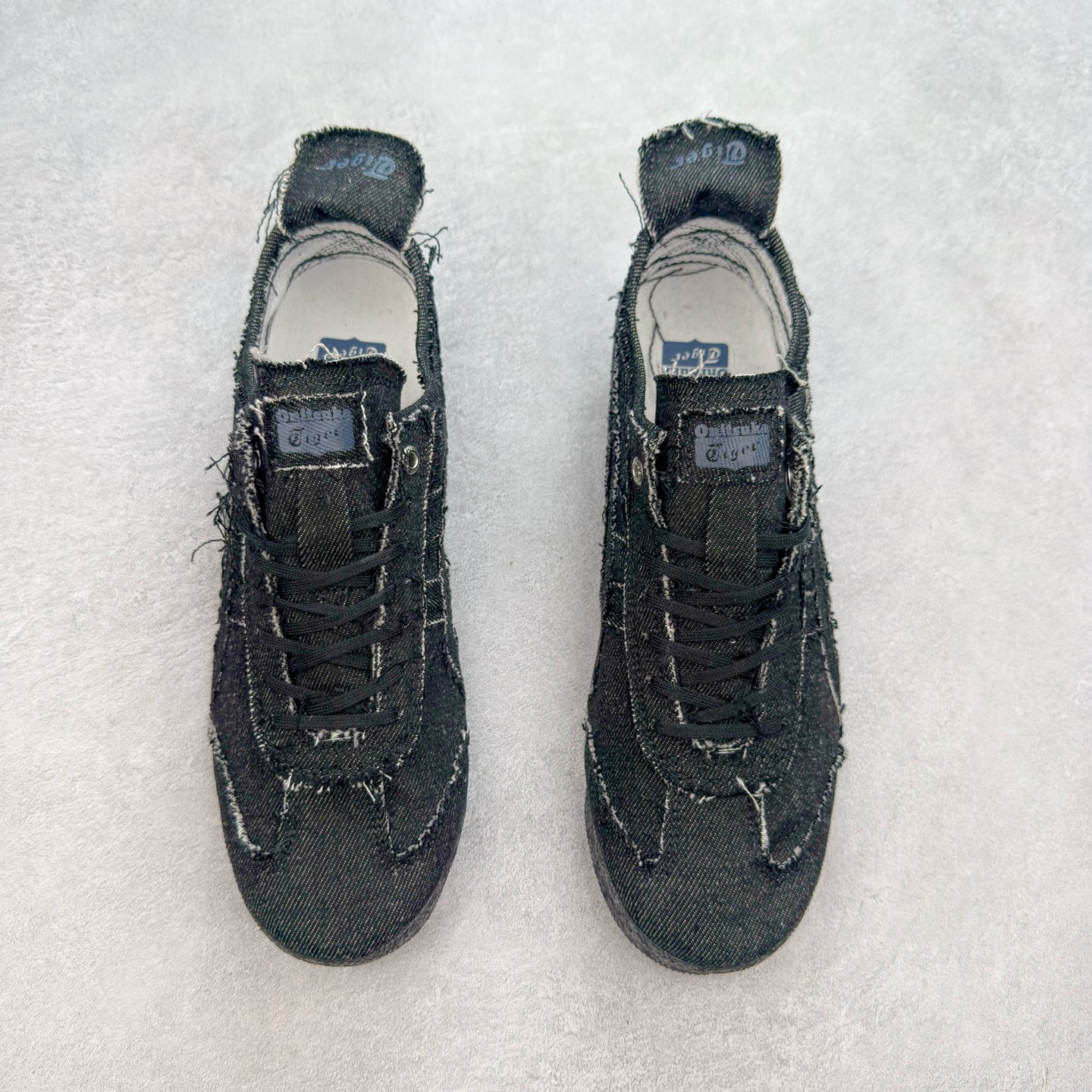 图片[2]-＃C版 Asics Onitsuka Tiger MEXICO 66 亚瑟士鬼冢虎复古经典板鞋 CNY 龙年限定 白红 市场王者选手 海外订单工厂出品 长期生产补货永不断码 超成熟稳定的做工品控 原装全套纸板楦头开发 原汁原味 完美呈现版型 私模正确鞋底咬花纹路 一比一鞋头弧度高度鞋身弧度 绝不口嗨 细节品控鞋型随意秒杀市面 原档咬花纹路私模大底 一个单元有六个三角形 总体形拼接呈现花瓣状 官方四联吊牌 原装Ortholite轻量化鞋垫 原盒原配 质保卡 说明书 钢印防尘纸 纸板中底带钢印 乳胶组合鞋垫 支持全方位的对比专柜 产品从款式颜色造型上体现出追求舒适和细节的完美 鞋类更是推崇手工制作的严谨与完美 融舒适性与可穿性的设计风格 注重细节的完美和别致魅力 既保持稳重 又不失轻松的时尚感 尺码：36 37 37.5 38 39 39.5 40 40.5 41.5 42 42.5 43.5 44 45-选品中心