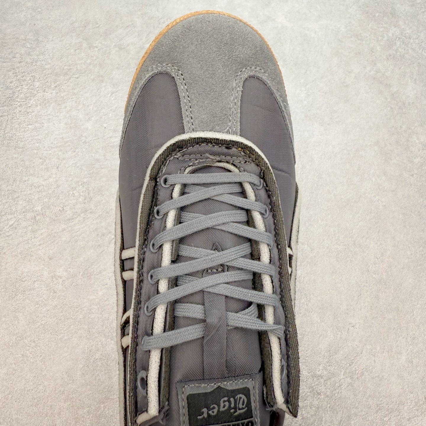 图片[4]-＃C版 Asics Onitsuka Tiger MEXICO 66 亚瑟士鬼冢虎复古经典板鞋 CNY 龙年限定 白红 市场王者选手 海外订单工厂出品 长期生产补货永不断码 超成熟稳定的做工品控 原装全套纸板楦头开发 原汁原味 完美呈现版型 私模正确鞋底咬花纹路 一比一鞋头弧度高度鞋身弧度 绝不口嗨 细节品控鞋型随意秒杀市面 原档咬花纹路私模大底 一个单元有六个三角形 总体形拼接呈现花瓣状 官方四联吊牌 原装Ortholite轻量化鞋垫 原盒原配 质保卡 说明书 钢印防尘纸 纸板中底带钢印 乳胶组合鞋垫 支持全方位的对比专柜 产品从款式颜色造型上体现出追求舒适和细节的完美 鞋类更是推崇手工制作的严谨与完美 融舒适性与可穿性的设计风格 注重细节的完美和别致魅力 既保持稳重 又不失轻松的时尚感 尺码：36 37 37.5 38 39 39.5 40 40.5 41.5 42 42.5 43.5 44 45-选品中心