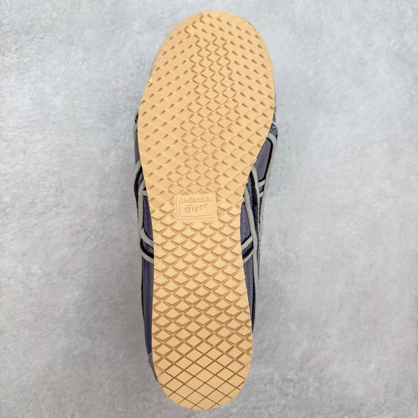 图片[9]-＃C版 Asics Onitsuka Tiger MEXICO 66 亚瑟士鬼冢虎复古经典板鞋 CNY 龙年限定 白红 市场王者选手 海外订单工厂出品 长期生产补货永不断码 超成熟稳定的做工品控 原装全套纸板楦头开发 原汁原味 完美呈现版型 私模正确鞋底咬花纹路 一比一鞋头弧度高度鞋身弧度 绝不口嗨 细节品控鞋型随意秒杀市面 原档咬花纹路私模大底 一个单元有六个三角形 总体形拼接呈现花瓣状 官方四联吊牌 原装Ortholite轻量化鞋垫 原盒原配 质保卡 说明书 钢印防尘纸 纸板中底带钢印 乳胶组合鞋垫 支持全方位的对比专柜 产品从款式颜色造型上体现出追求舒适和细节的完美 鞋类更是推崇手工制作的严谨与完美 融舒适性与可穿性的设计风格 注重细节的完美和别致魅力 既保持稳重 又不失轻松的时尚感 尺码：36 37 37.5 38 39 39.5 40 40.5 41.5 42 42.5 43.5 44 45-选品中心