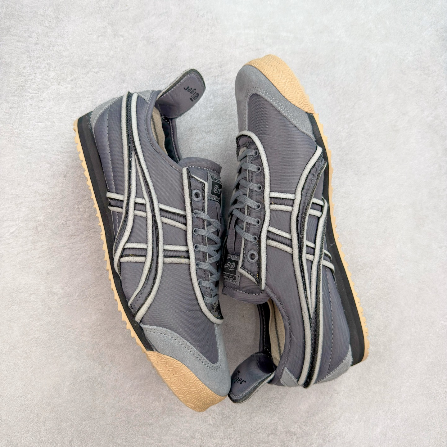 图片[3]-＃C版 Asics Onitsuka Tiger MEXICO 66 亚瑟士鬼冢虎复古经典板鞋 CNY 龙年限定 白红 市场王者选手 海外订单工厂出品 长期生产补货永不断码 超成熟稳定的做工品控 原装全套纸板楦头开发 原汁原味 完美呈现版型 私模正确鞋底咬花纹路 一比一鞋头弧度高度鞋身弧度 绝不口嗨 细节品控鞋型随意秒杀市面 原档咬花纹路私模大底 一个单元有六个三角形 总体形拼接呈现花瓣状 官方四联吊牌 原装Ortholite轻量化鞋垫 原盒原配 质保卡 说明书 钢印防尘纸 纸板中底带钢印 乳胶组合鞋垫 支持全方位的对比专柜 产品从款式颜色造型上体现出追求舒适和细节的完美 鞋类更是推崇手工制作的严谨与完美 融舒适性与可穿性的设计风格 注重细节的完美和别致魅力 既保持稳重 又不失轻松的时尚感 尺码：36 37 37.5 38 39 39.5 40 40.5 41.5 42 42.5 43.5 44 45-选品中心