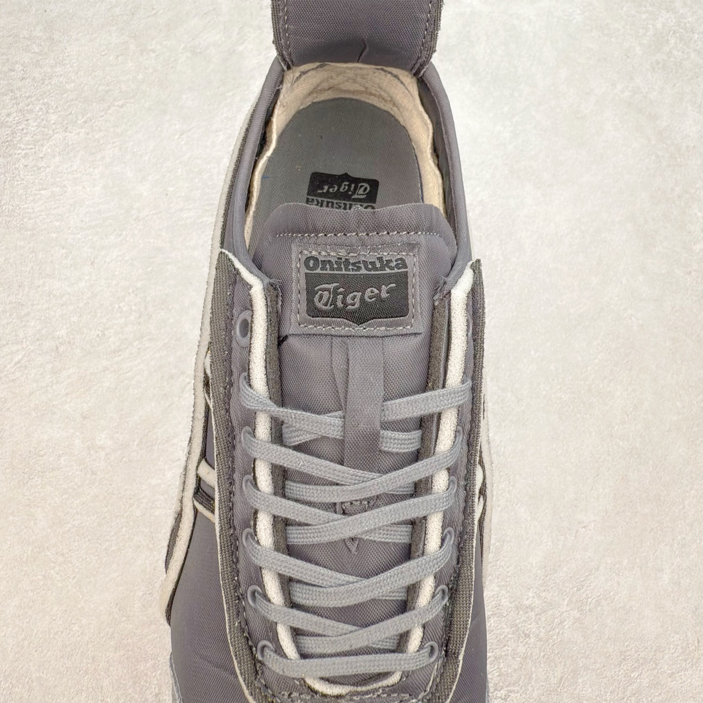 图片[5]-＃C版 Asics Onitsuka Tiger MEXICO 66 亚瑟士鬼冢虎复古经典板鞋 CNY 龙年限定 白红 市场王者选手 海外订单工厂出品 长期生产补货永不断码 超成熟稳定的做工品控 原装全套纸板楦头开发 原汁原味 完美呈现版型 私模正确鞋底咬花纹路 一比一鞋头弧度高度鞋身弧度 绝不口嗨 细节品控鞋型随意秒杀市面 原档咬花纹路私模大底 一个单元有六个三角形 总体形拼接呈现花瓣状 官方四联吊牌 原装Ortholite轻量化鞋垫 原盒原配 质保卡 说明书 钢印防尘纸 纸板中底带钢印 乳胶组合鞋垫 支持全方位的对比专柜 产品从款式颜色造型上体现出追求舒适和细节的完美 鞋类更是推崇手工制作的严谨与完美 融舒适性与可穿性的设计风格 注重细节的完美和别致魅力 既保持稳重 又不失轻松的时尚感 尺码：36 37 37.5 38 39 39.5 40 40.5 41.5 42 42.5 43.5 44 45-选品中心