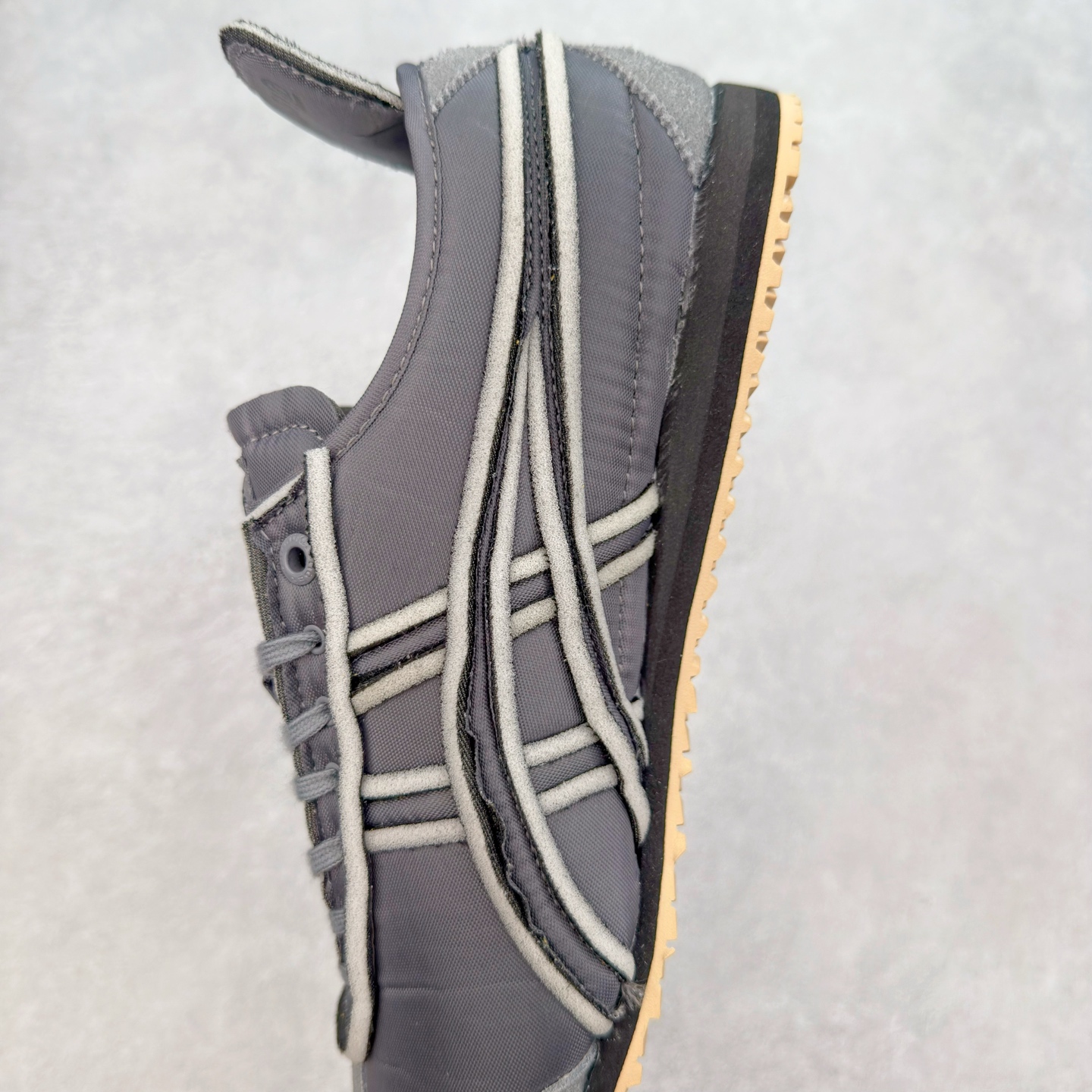 图片[7]-＃C版 Asics Onitsuka Tiger MEXICO 66 亚瑟士鬼冢虎复古经典板鞋 CNY 龙年限定 白红 市场王者选手 海外订单工厂出品 长期生产补货永不断码 超成熟稳定的做工品控 原装全套纸板楦头开发 原汁原味 完美呈现版型 私模正确鞋底咬花纹路 一比一鞋头弧度高度鞋身弧度 绝不口嗨 细节品控鞋型随意秒杀市面 原档咬花纹路私模大底 一个单元有六个三角形 总体形拼接呈现花瓣状 官方四联吊牌 原装Ortholite轻量化鞋垫 原盒原配 质保卡 说明书 钢印防尘纸 纸板中底带钢印 乳胶组合鞋垫 支持全方位的对比专柜 产品从款式颜色造型上体现出追求舒适和细节的完美 鞋类更是推崇手工制作的严谨与完美 融舒适性与可穿性的设计风格 注重细节的完美和别致魅力 既保持稳重 又不失轻松的时尚感 尺码：36 37 37.5 38 39 39.5 40 40.5 41.5 42 42.5 43.5 44 45-选品中心