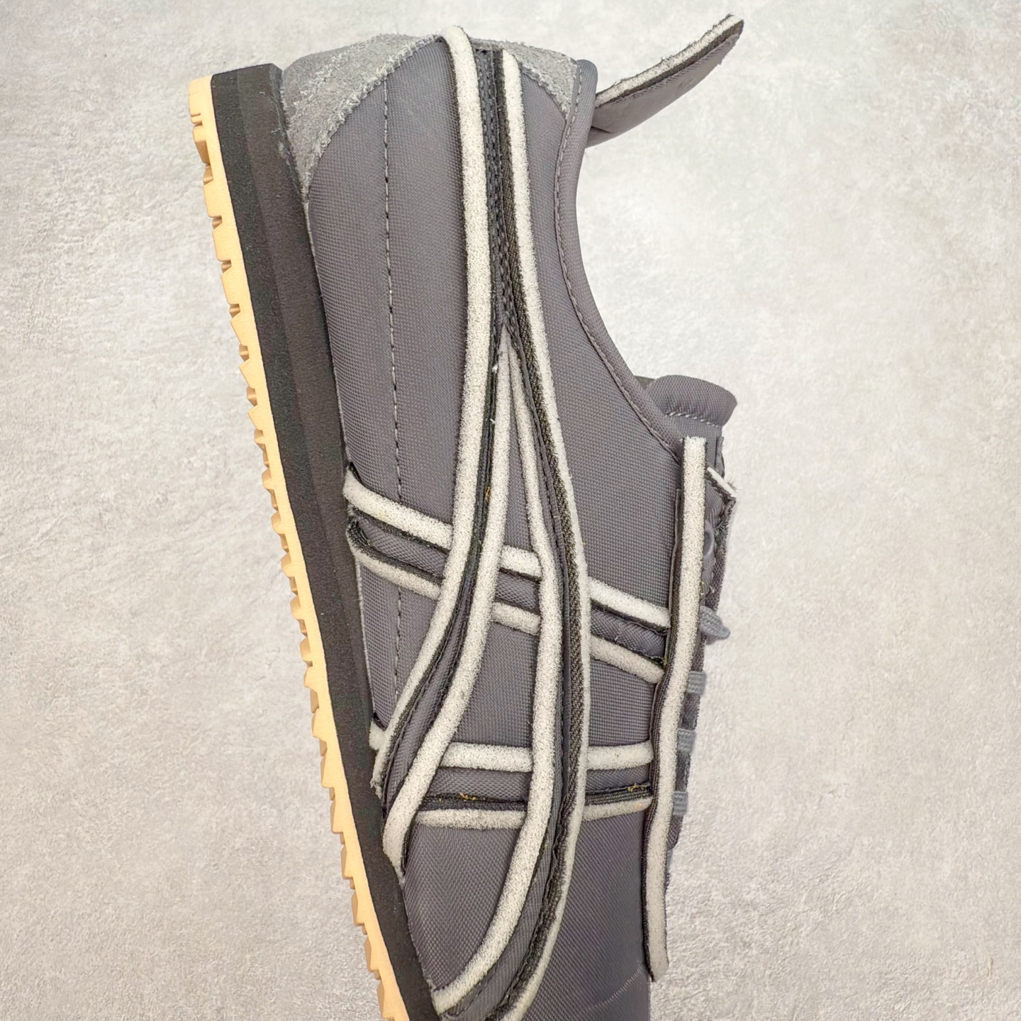 图片[6]-＃C版 Asics Onitsuka Tiger MEXICO 66 亚瑟士鬼冢虎复古经典板鞋 CNY 龙年限定 白红 市场王者选手 海外订单工厂出品 长期生产补货永不断码 超成熟稳定的做工品控 原装全套纸板楦头开发 原汁原味 完美呈现版型 私模正确鞋底咬花纹路 一比一鞋头弧度高度鞋身弧度 绝不口嗨 细节品控鞋型随意秒杀市面 原档咬花纹路私模大底 一个单元有六个三角形 总体形拼接呈现花瓣状 官方四联吊牌 原装Ortholite轻量化鞋垫 原盒原配 质保卡 说明书 钢印防尘纸 纸板中底带钢印 乳胶组合鞋垫 支持全方位的对比专柜 产品从款式颜色造型上体现出追求舒适和细节的完美 鞋类更是推崇手工制作的严谨与完美 融舒适性与可穿性的设计风格 注重细节的完美和别致魅力 既保持稳重 又不失轻松的时尚感 尺码：36 37 37.5 38 39 39.5 40 40.5 41.5 42 42.5 43.5 44 45-选品中心