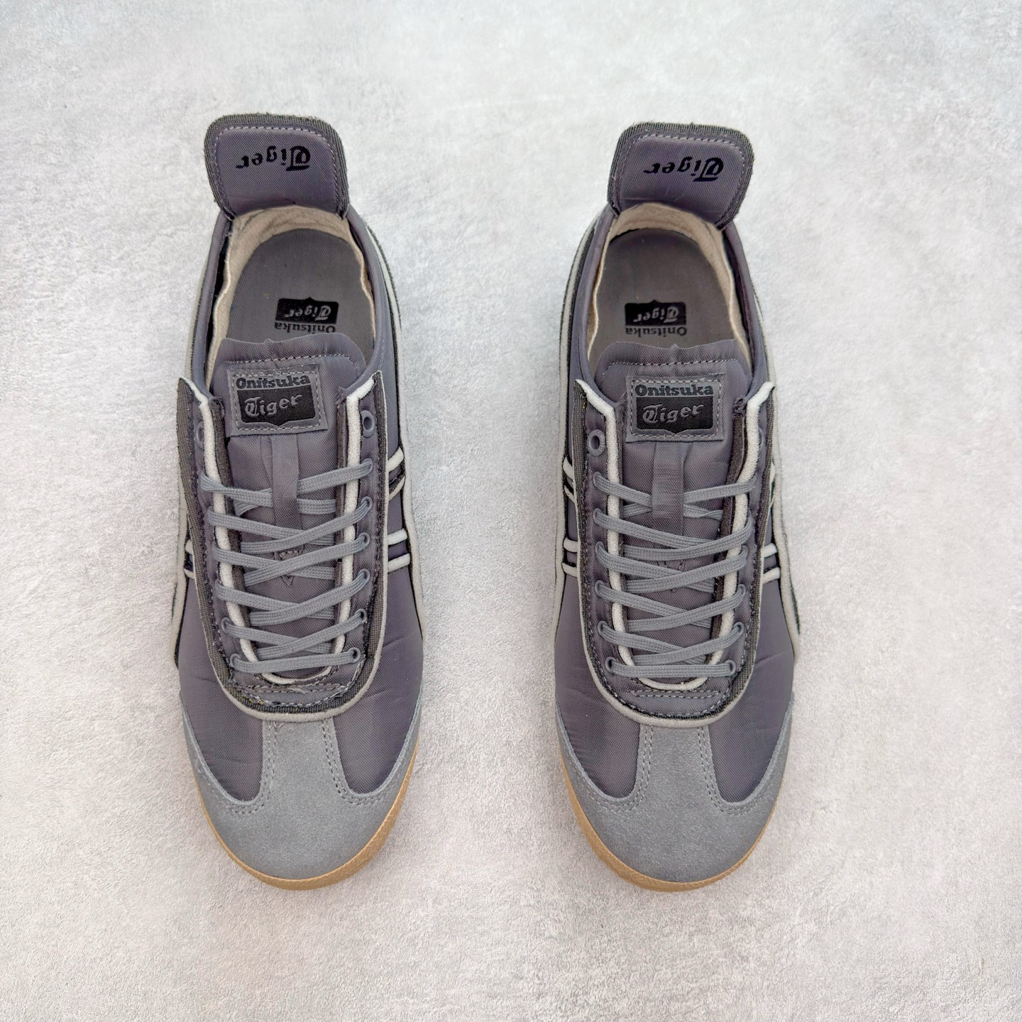 图片[2]-＃C版 Asics Onitsuka Tiger MEXICO 66 亚瑟士鬼冢虎复古经典板鞋 CNY 龙年限定 白红 市场王者选手 海外订单工厂出品 长期生产补货永不断码 超成熟稳定的做工品控 原装全套纸板楦头开发 原汁原味 完美呈现版型 私模正确鞋底咬花纹路 一比一鞋头弧度高度鞋身弧度 绝不口嗨 细节品控鞋型随意秒杀市面 原档咬花纹路私模大底 一个单元有六个三角形 总体形拼接呈现花瓣状 官方四联吊牌 原装Ortholite轻量化鞋垫 原盒原配 质保卡 说明书 钢印防尘纸 纸板中底带钢印 乳胶组合鞋垫 支持全方位的对比专柜 产品从款式颜色造型上体现出追求舒适和细节的完美 鞋类更是推崇手工制作的严谨与完美 融舒适性与可穿性的设计风格 注重细节的完美和别致魅力 既保持稳重 又不失轻松的时尚感 尺码：36 37 37.5 38 39 39.5 40 40.5 41.5 42 42.5 43.5 44 45-选品中心